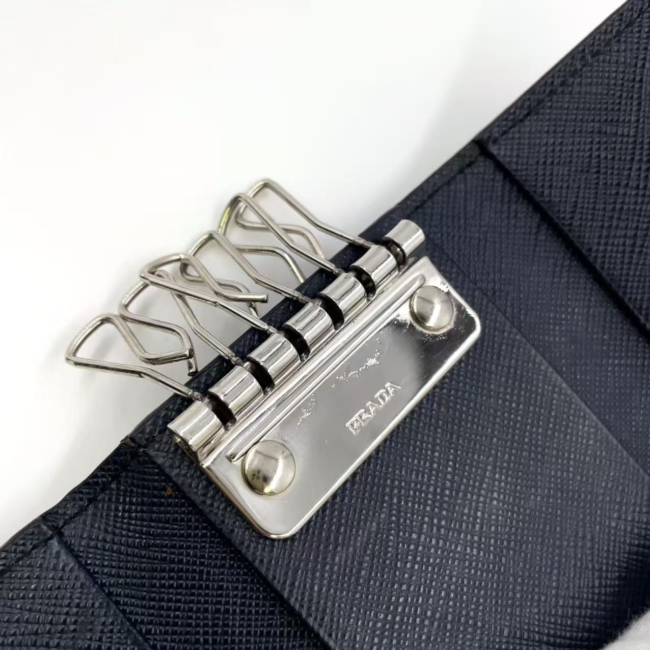 PRADA エンボスロゴ