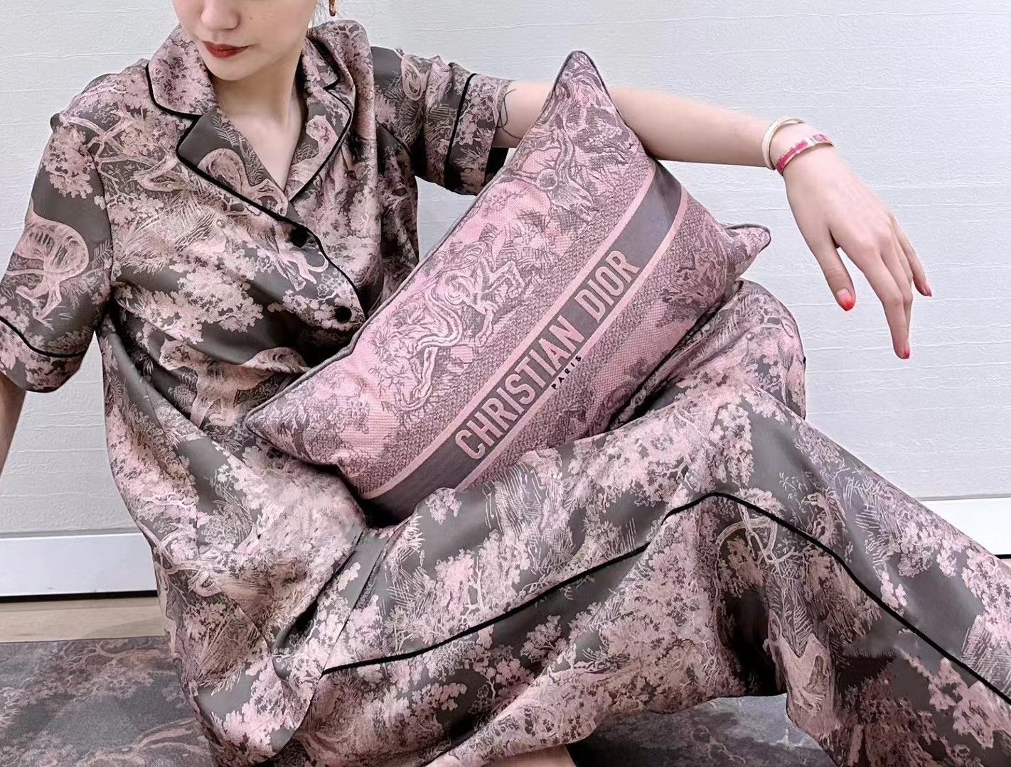 ディオール　パジャマ　M これは DIOR（ディオール）の女用パジャマで、家居服としても