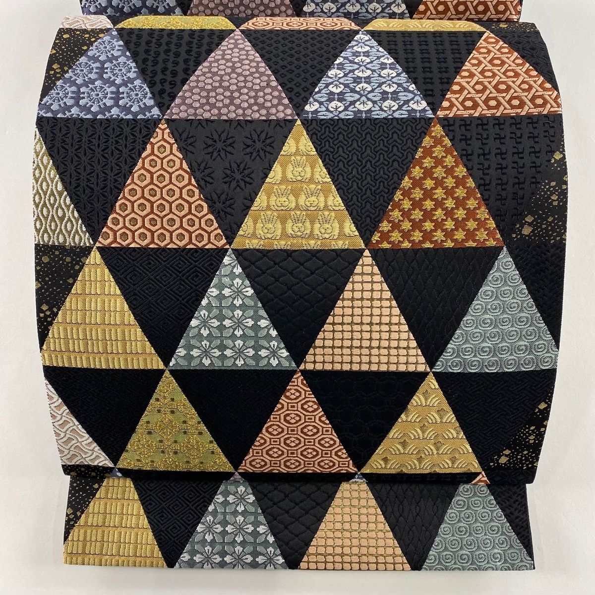 袋帯 秀品 吉祥三十三宝 鱗 金糸 黒 六通 正絹