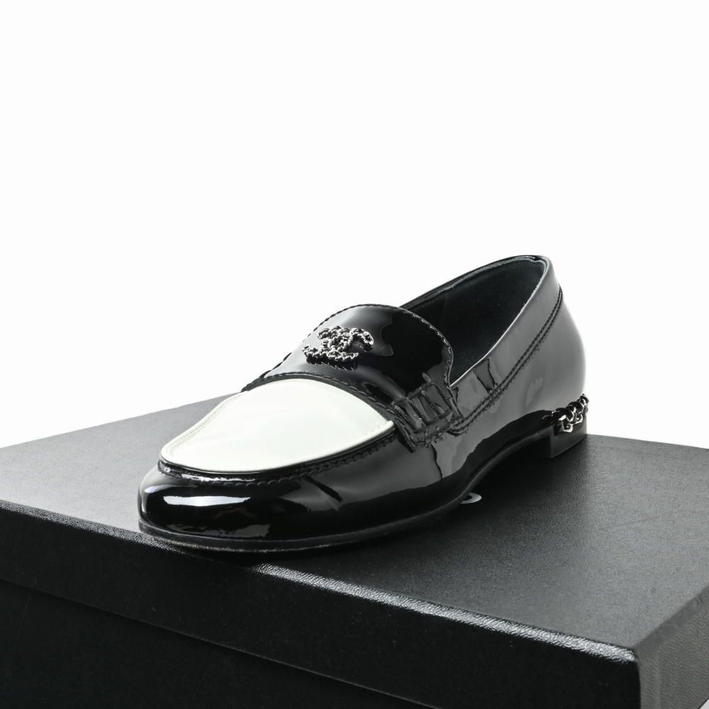 美品 CHANEL エナメル ローファー シャネル Cocoロゴ 【38】 CHANEL ココマーク チェーンデザイン バイカラー エナメル ローファー