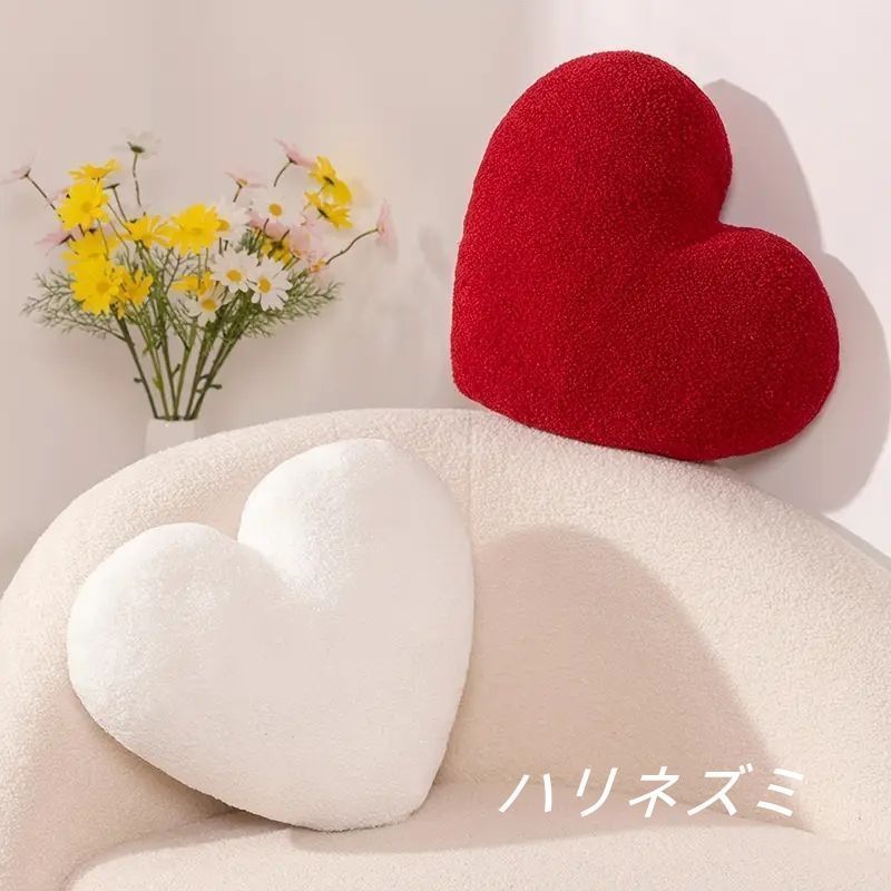 ラブリーなハート型クッション - 柔らかく心地よいデザイン、45×35cm、ホワイト＆レッドのアクセント付きでロマンチックな空間を演出