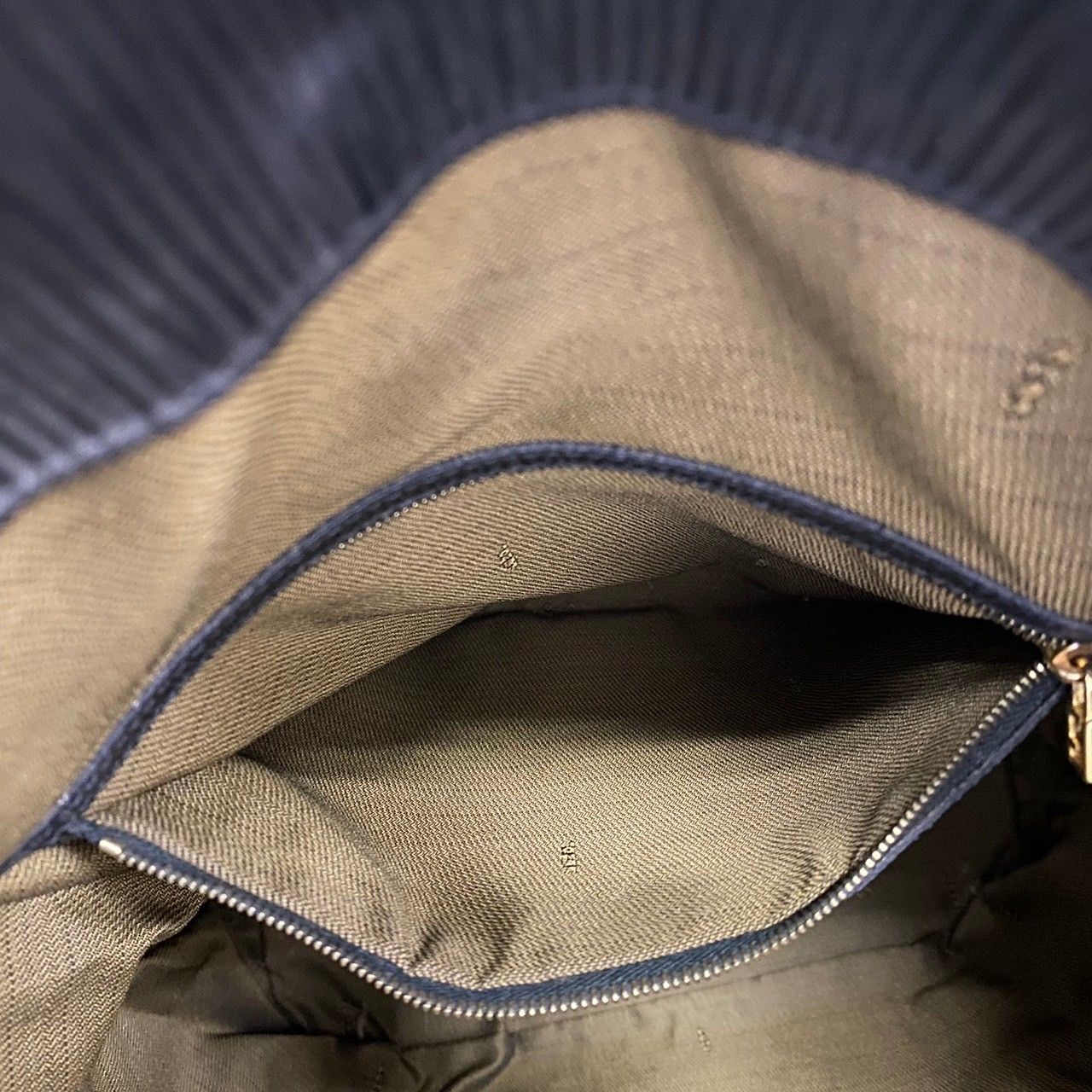 美品 希少品 FENDI フェンディ FF ロゴ 金具 エピレザー 本革