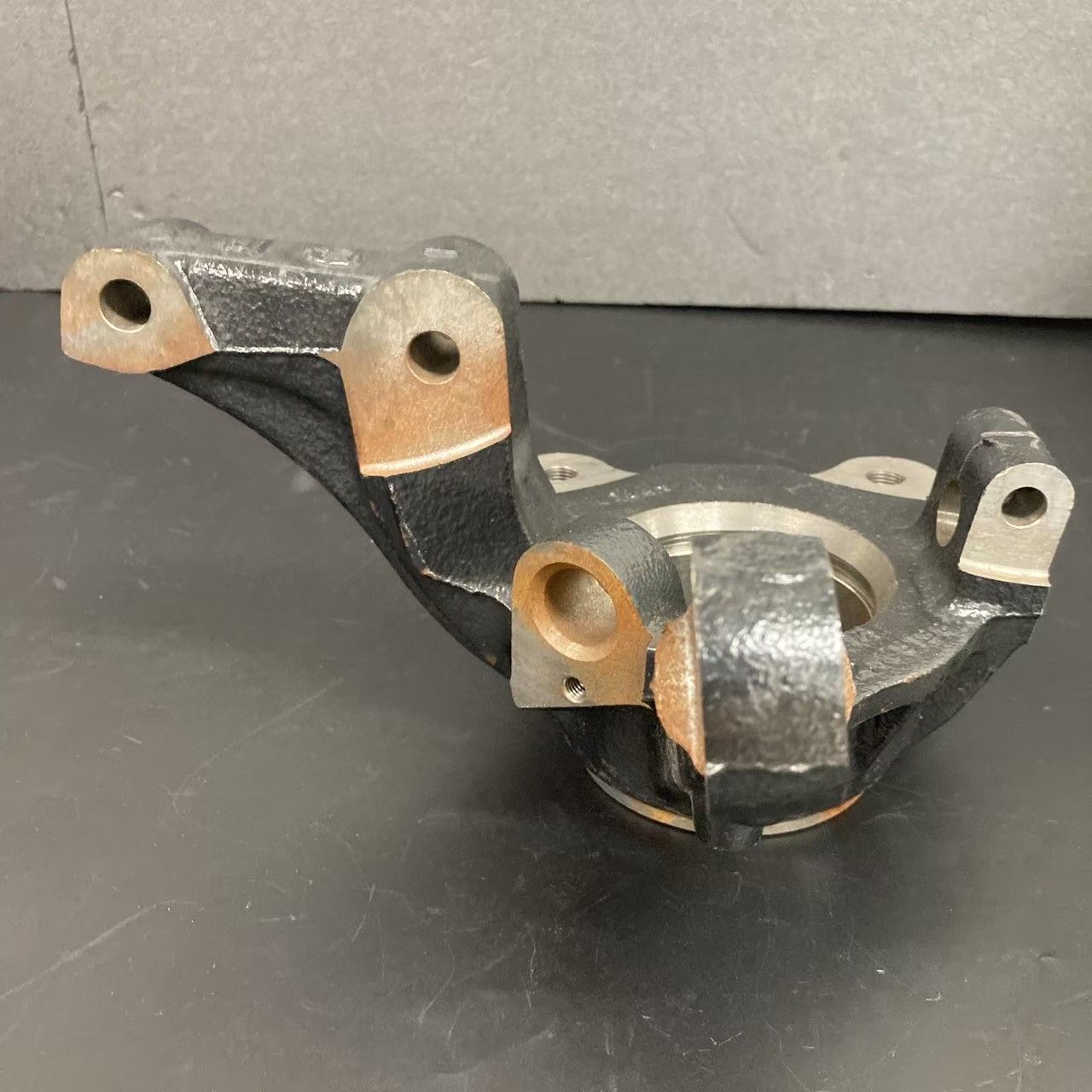 FIAT LANCIA C-4897 axle knuckle フィアット ランチア アクスル ナックル 82466198 デルタI キャリア ホイール ハブ フロント 左 レッグ 交換