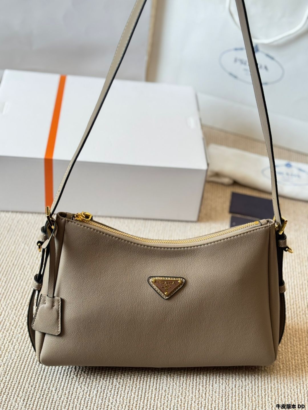 PRADA 洗練 Aimee ミディアム レザー ショルダーバッグ BURGUNDY Prada Aimée Medium leather shoulder bag in burgundy - Prada