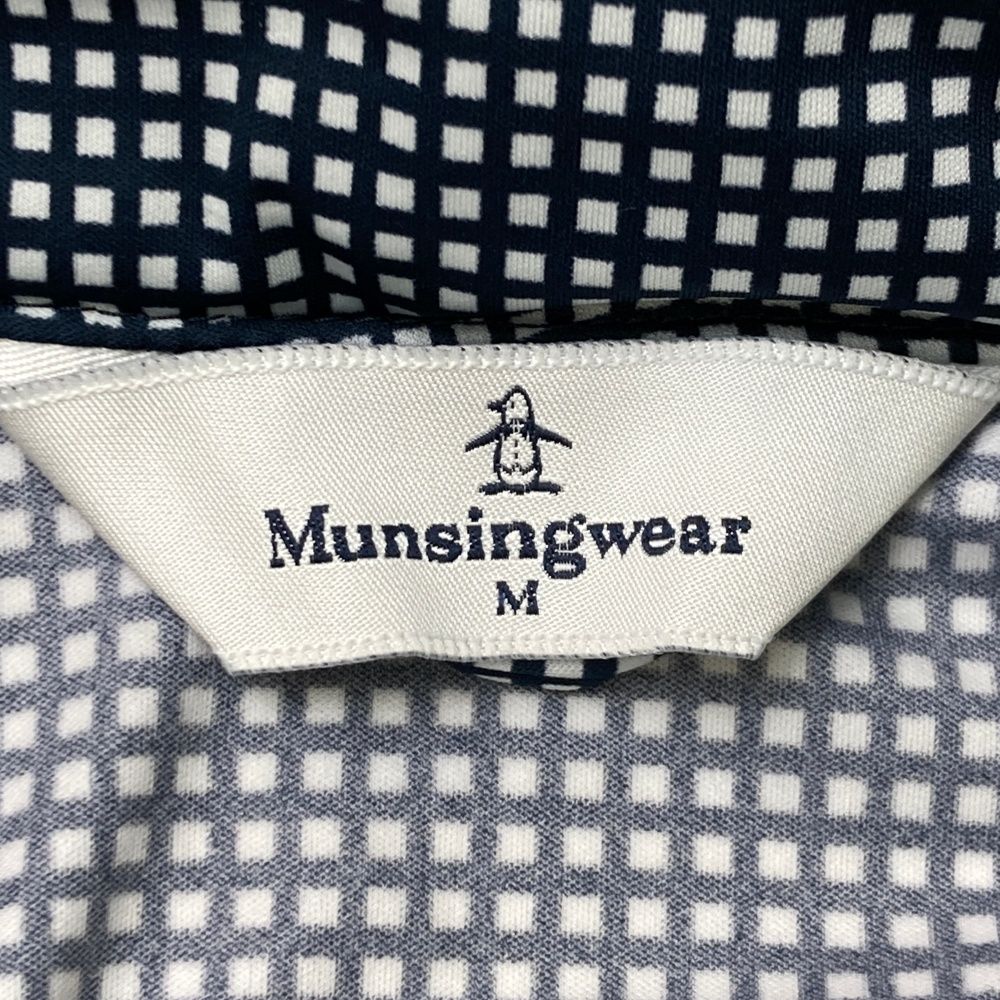 サイズ：M MUNSING WEAR マンシングウェア SL6321 フード付 ジップジャケット チェック柄 ネイビー系 [240101477509] ゴルフウェア レディース ストスト MUNSING WEAR マンシングウェア SL6321 フード付 ジップ