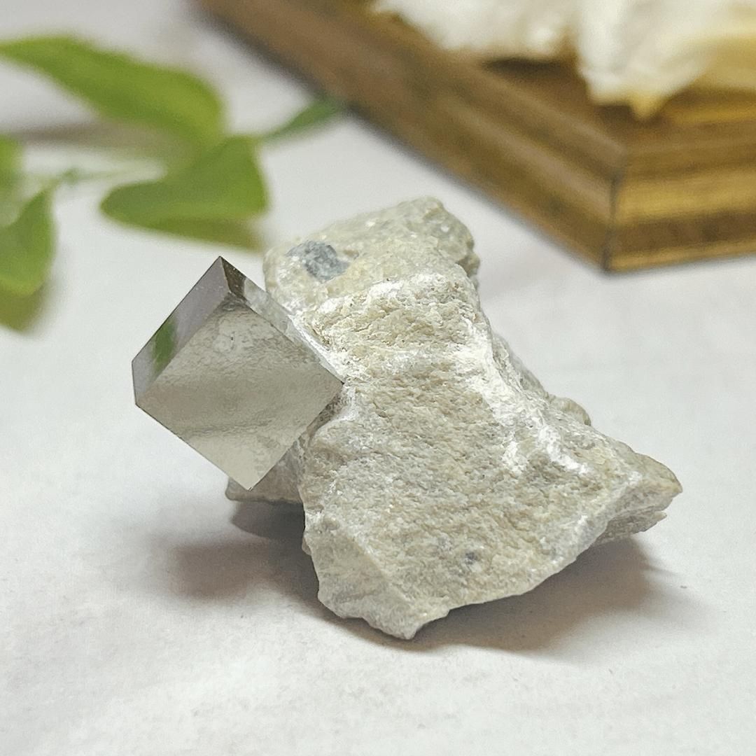E5981】立方体 黄鉄鉱 母岩付き パイライト pyrite 天然石 鉱物 結晶