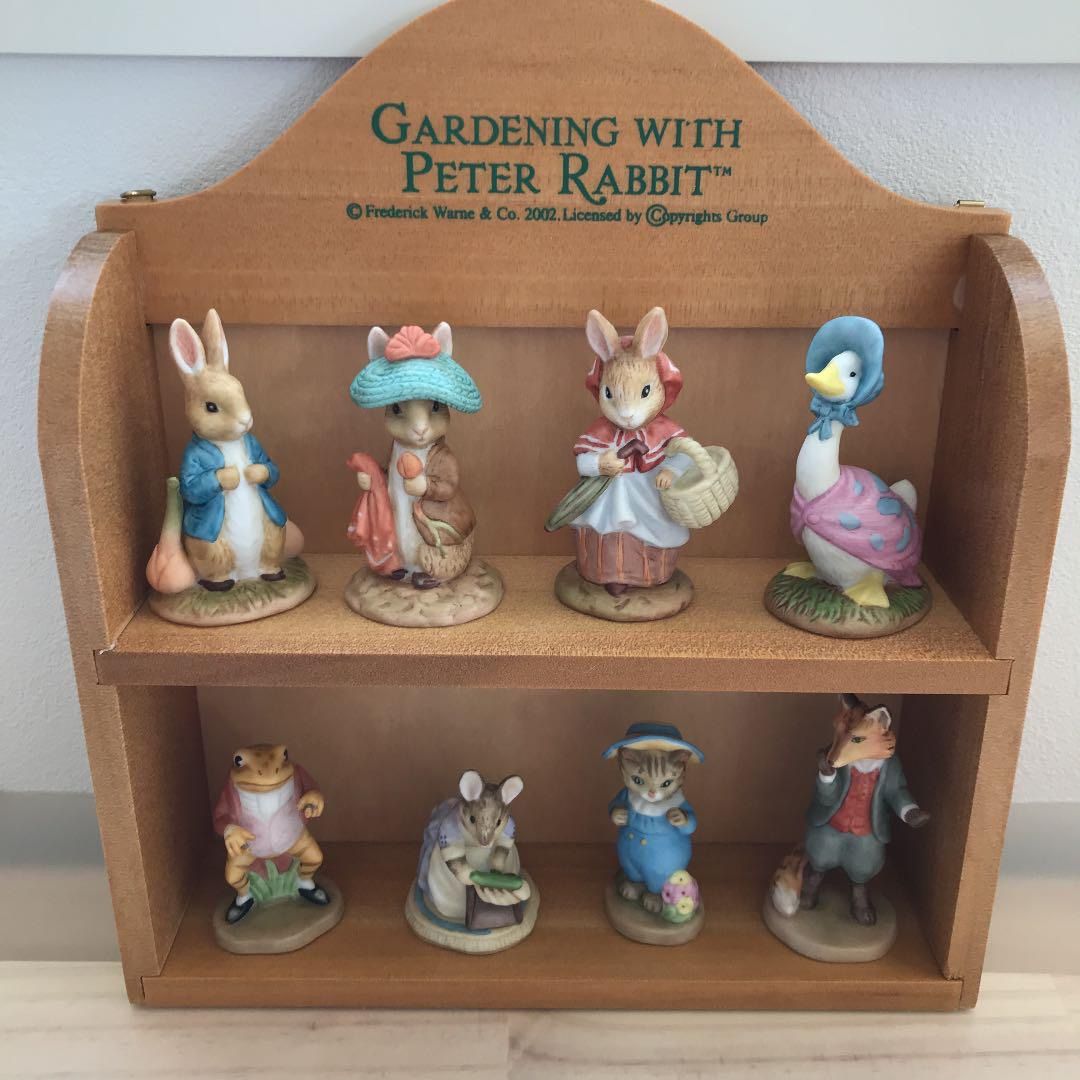 PETER RABBITピーターラビット フィギュアコレクション + 飾り台 - ARU