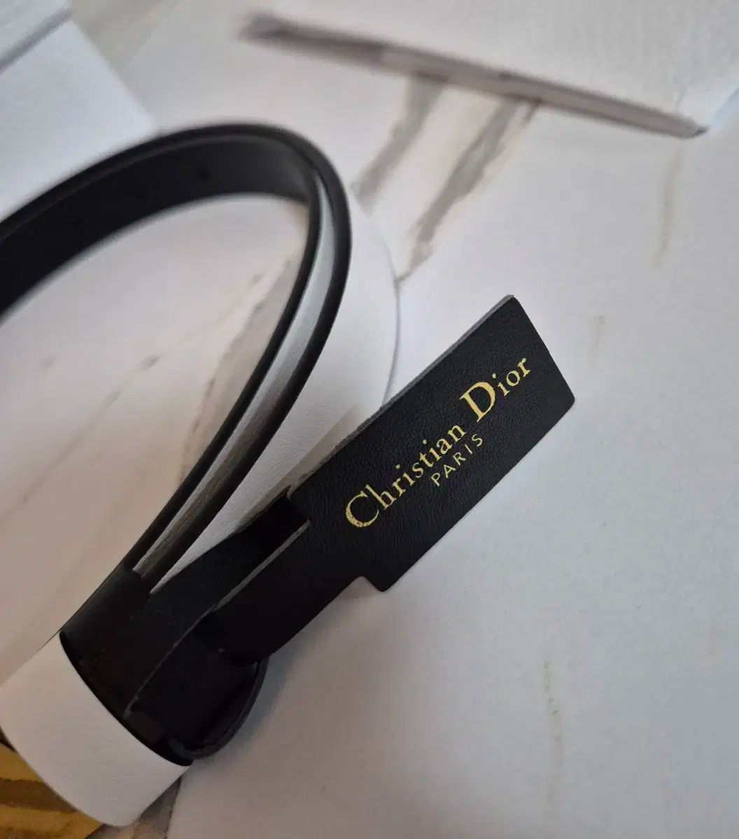 ディオール モンテイン