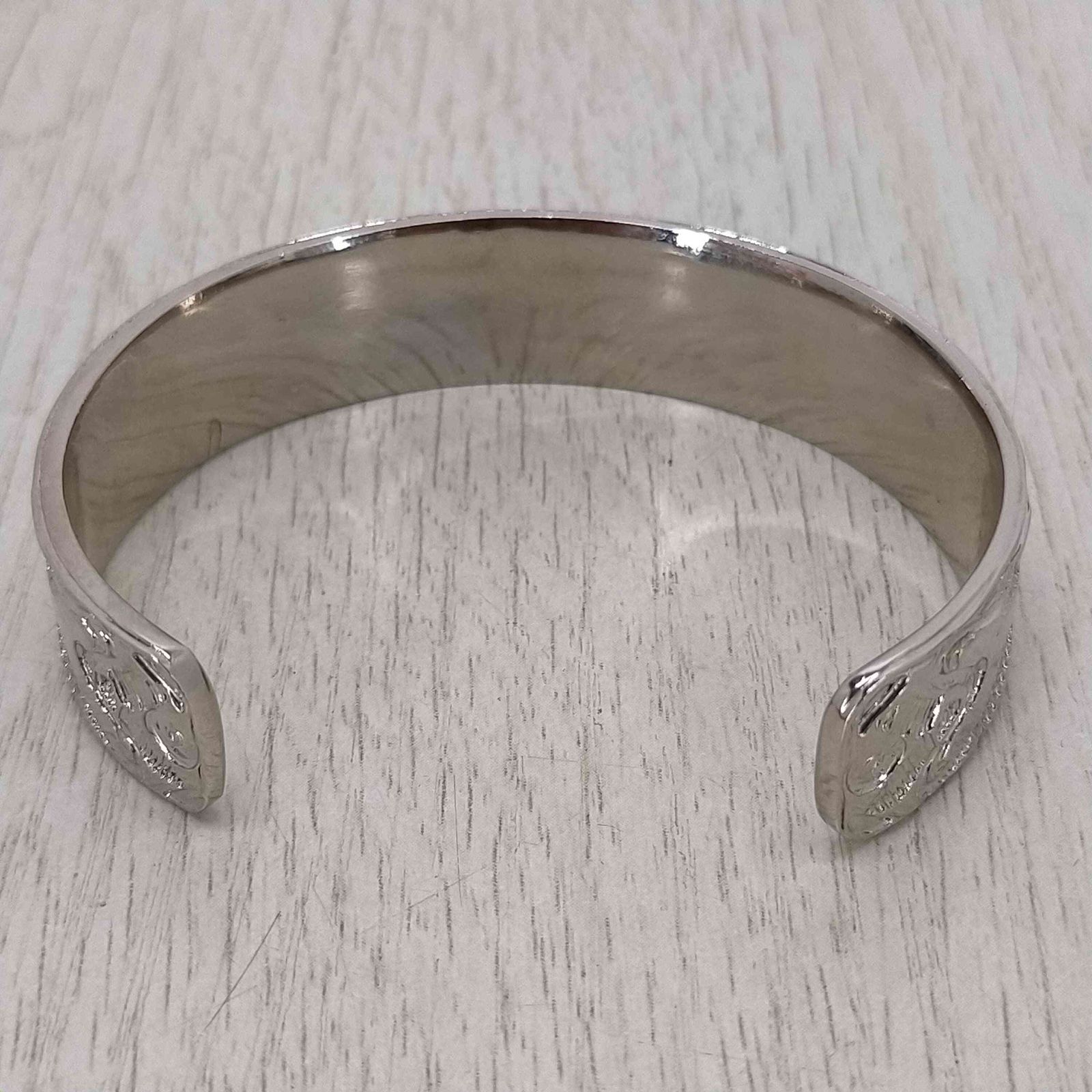 Metal bangle