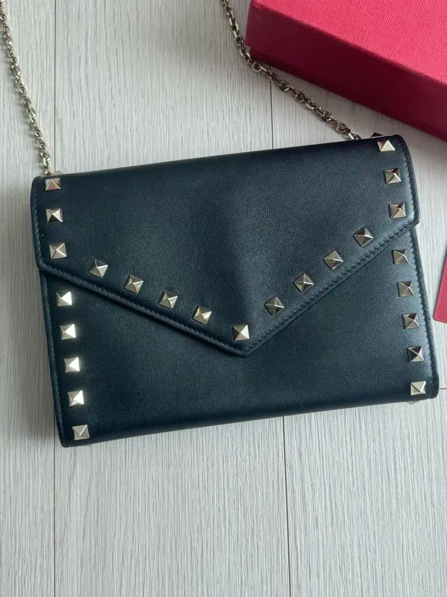 【最新作入荷】 Valentino ヴァレンティノ ロックスタッズ チェーン クロスバッグ