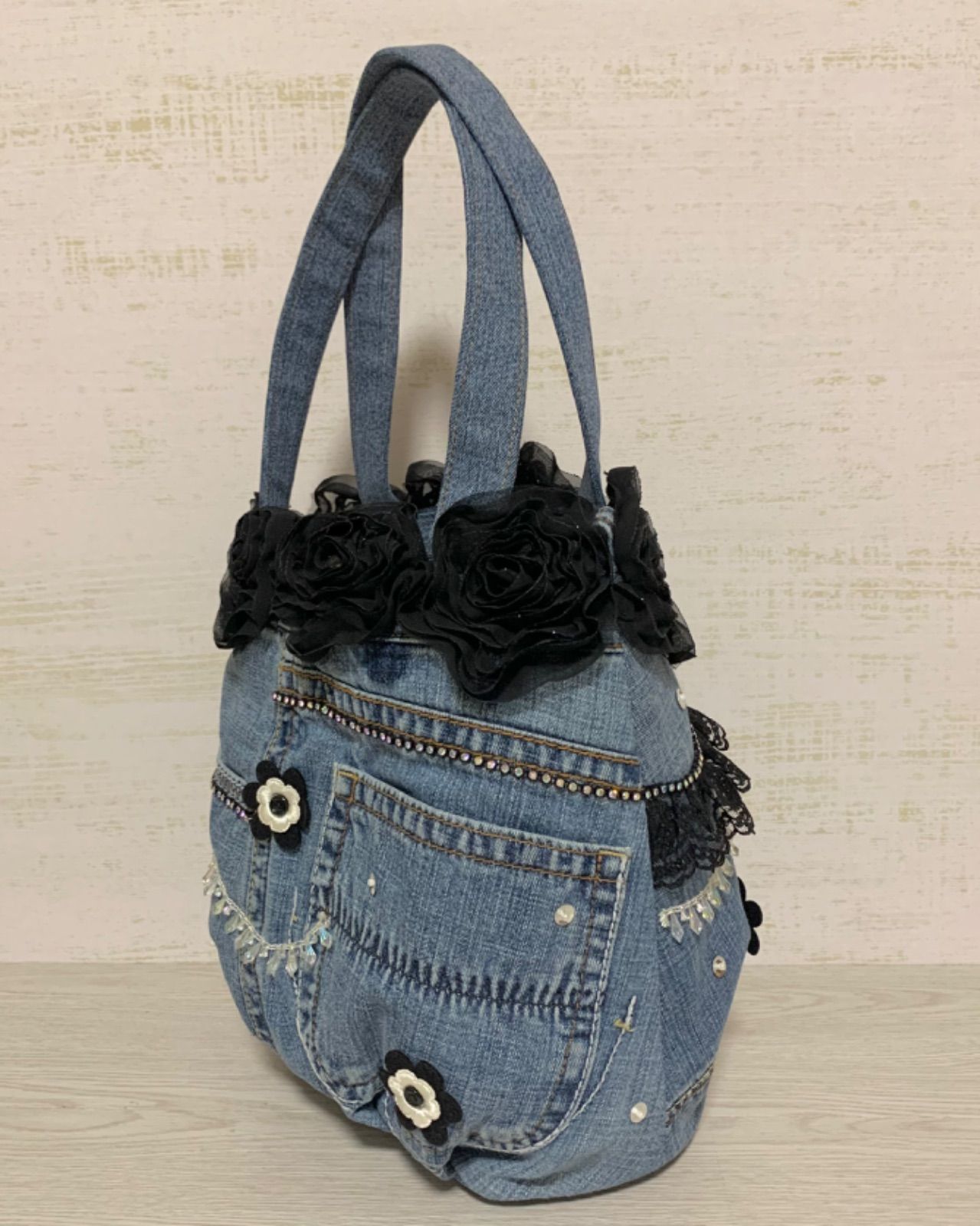ハンドメイド】お花とレースの丸っこいバッグ デニムジーンズ リメイク