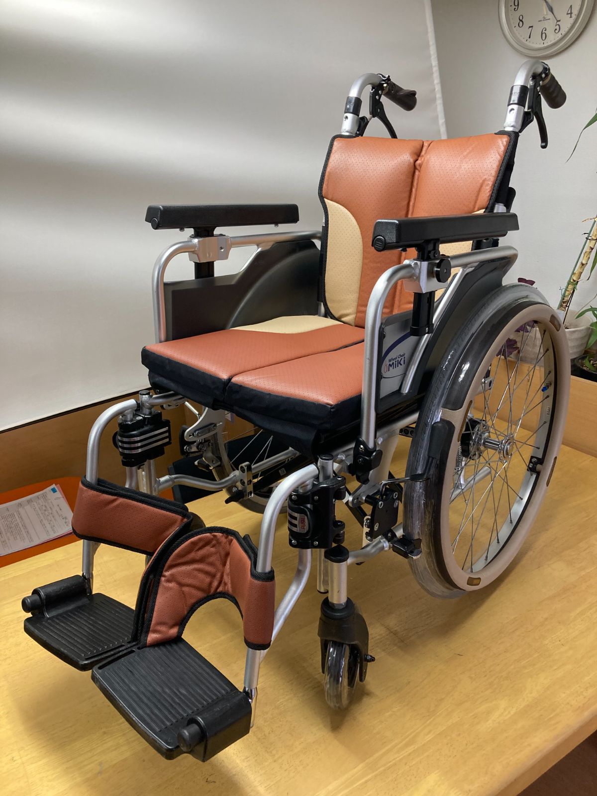 自走式車椅子 スキットSKT-1000 肘掛昇降式 脚開閉着脱式 整備 洗浄消毒済み 福岡近郊引き渡し2000円値引き