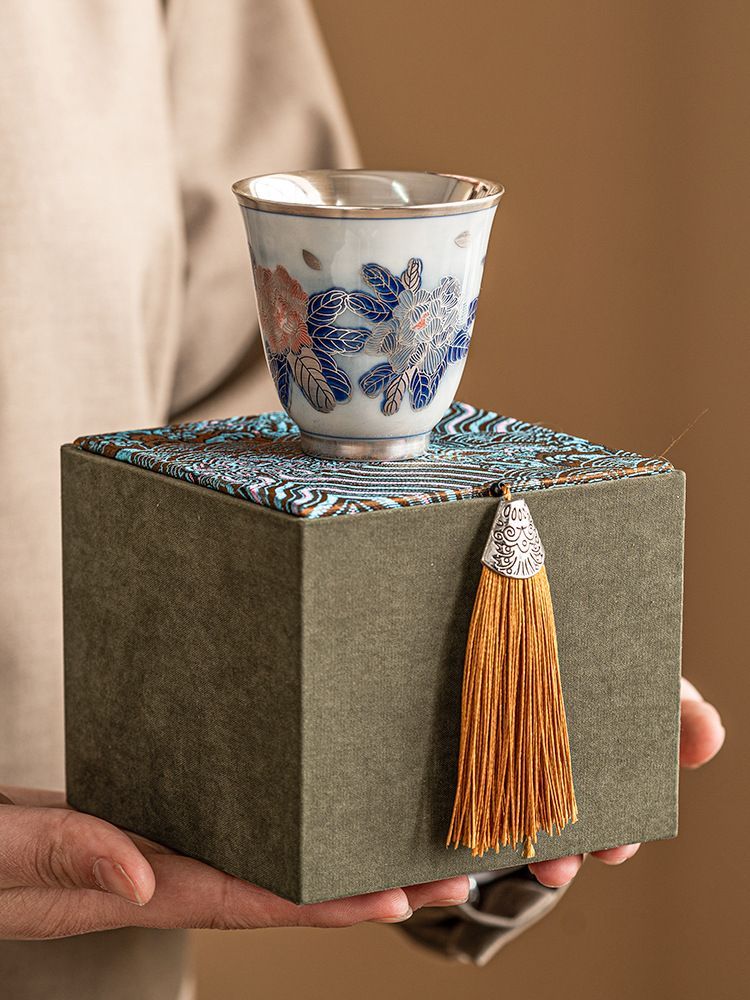 茶器 茶芸 品茶杯 湯呑み ?銀工芸 功夫茶器 中国茶器 花柄 セラミック 陶磁器 1個入り プレゼント 転居祝い 出産祝い 結婚式お祝い インテリア雑貨　置物　お祝い