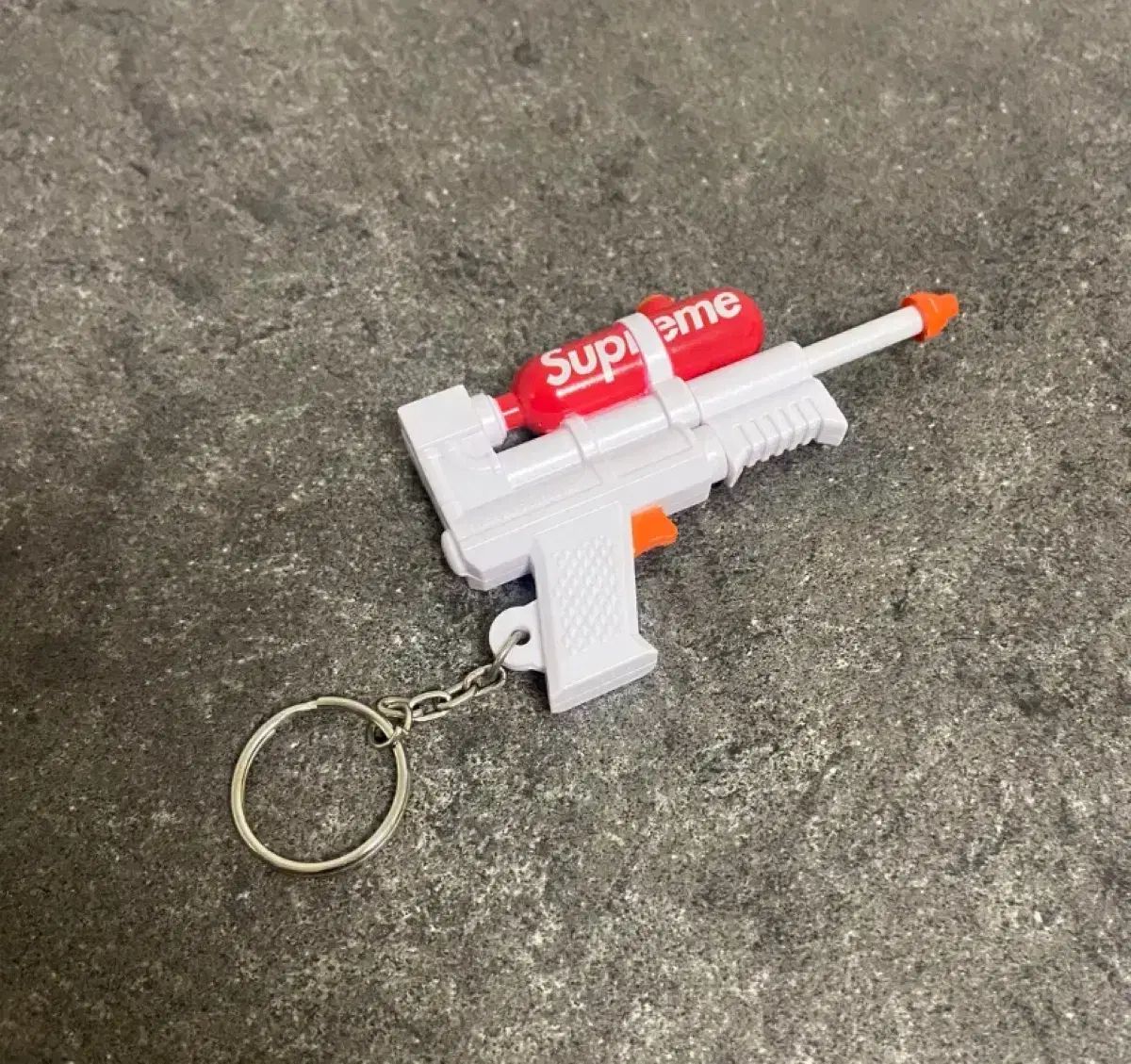 お見逃しなく! シュプリーム X SUPER SOCO 50 ウォーター ブラスター キーチェーン キーホルダー 全品大幅値下げ！