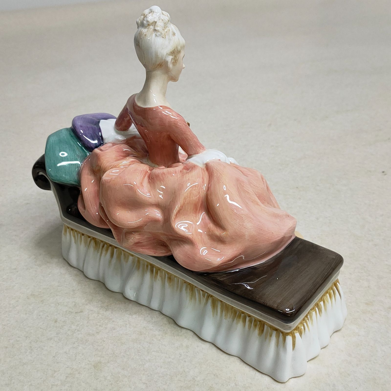 ロイヤルドルトン ROYAL DOULTON フィギュリン Reverie HN2306 英国製 フィギュア 置物 ボーンチャイナ 陶器 NEXPOTALLINN_EU