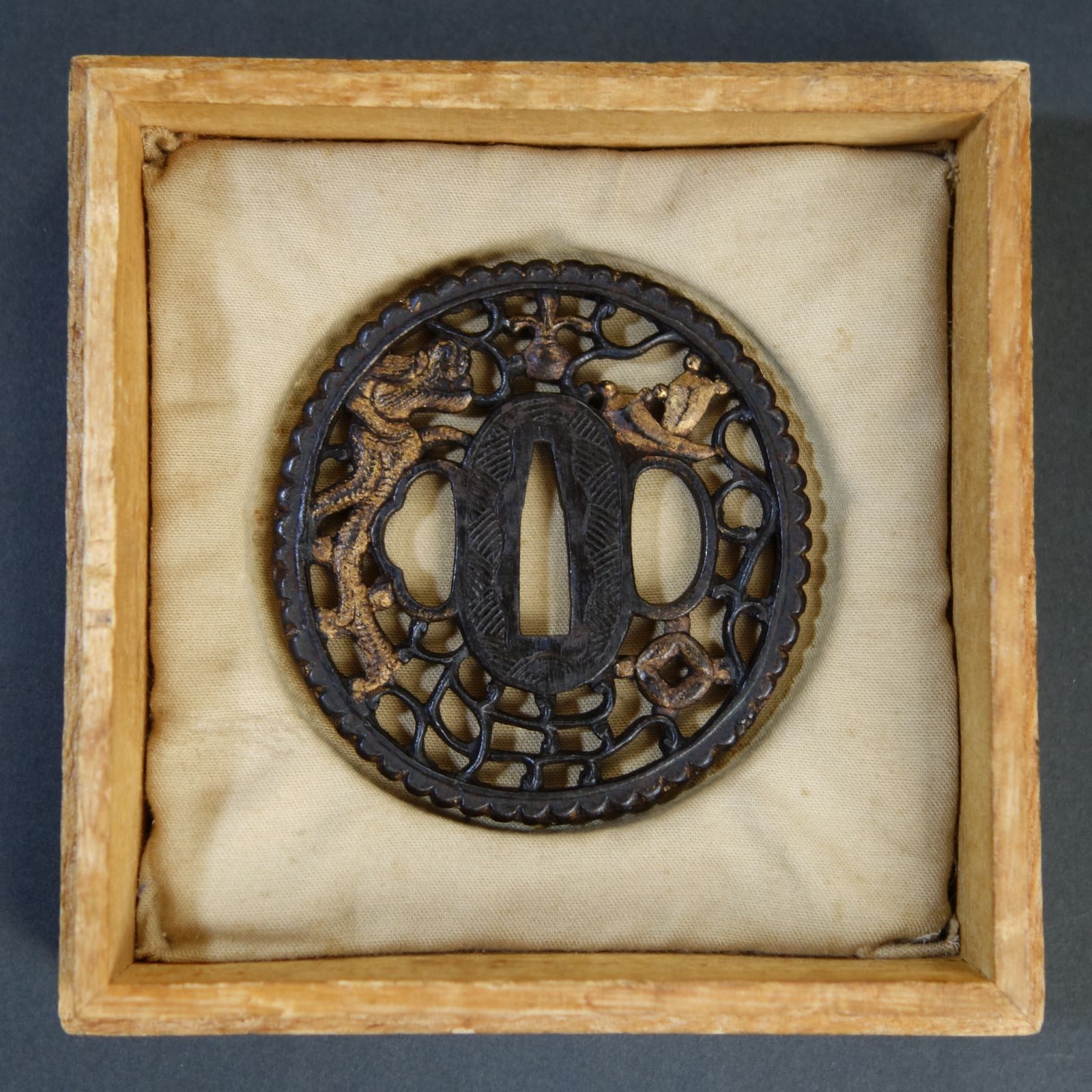 鍔 【 鉄地 鍍金 南蛮鍔 】(鍔箱付き) 日本刀 刀装具 鐔 骨董 古