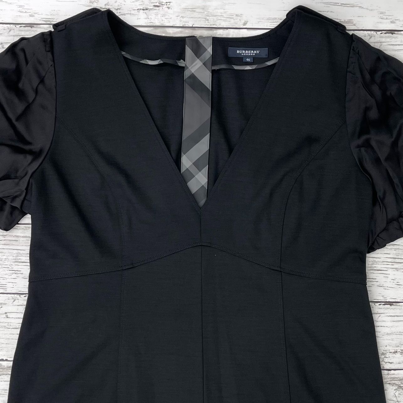 美品　BURBERRY LONDON 半袖ワンピース サイズ2 黒　銀ボタン 美品 BURBERRY LONDON 半袖ワンピース サイズ2 黒 銀ボタン