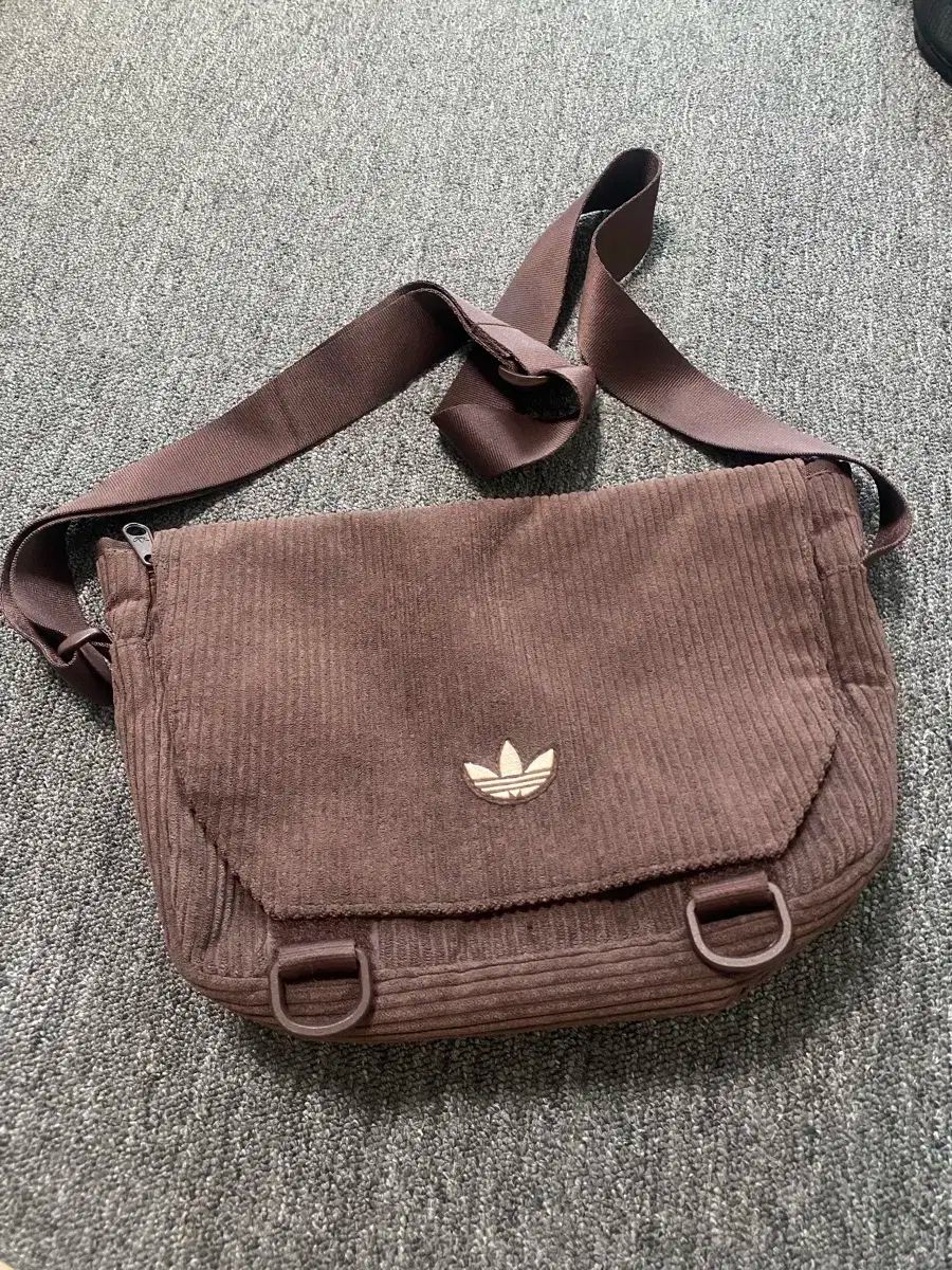 ADIDAS】ORIGINAL コーデュロイメッセンジャーバッグ☆追跡可