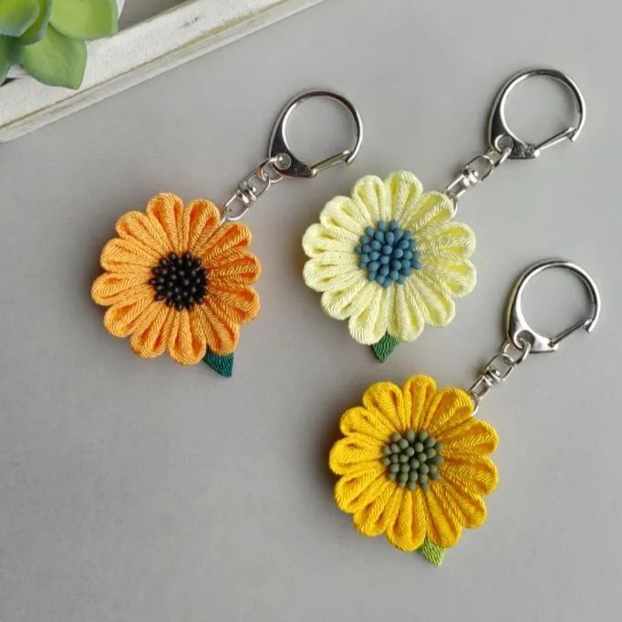 つまみ細工のキーホルダー ひまわり お花 - メルカリ