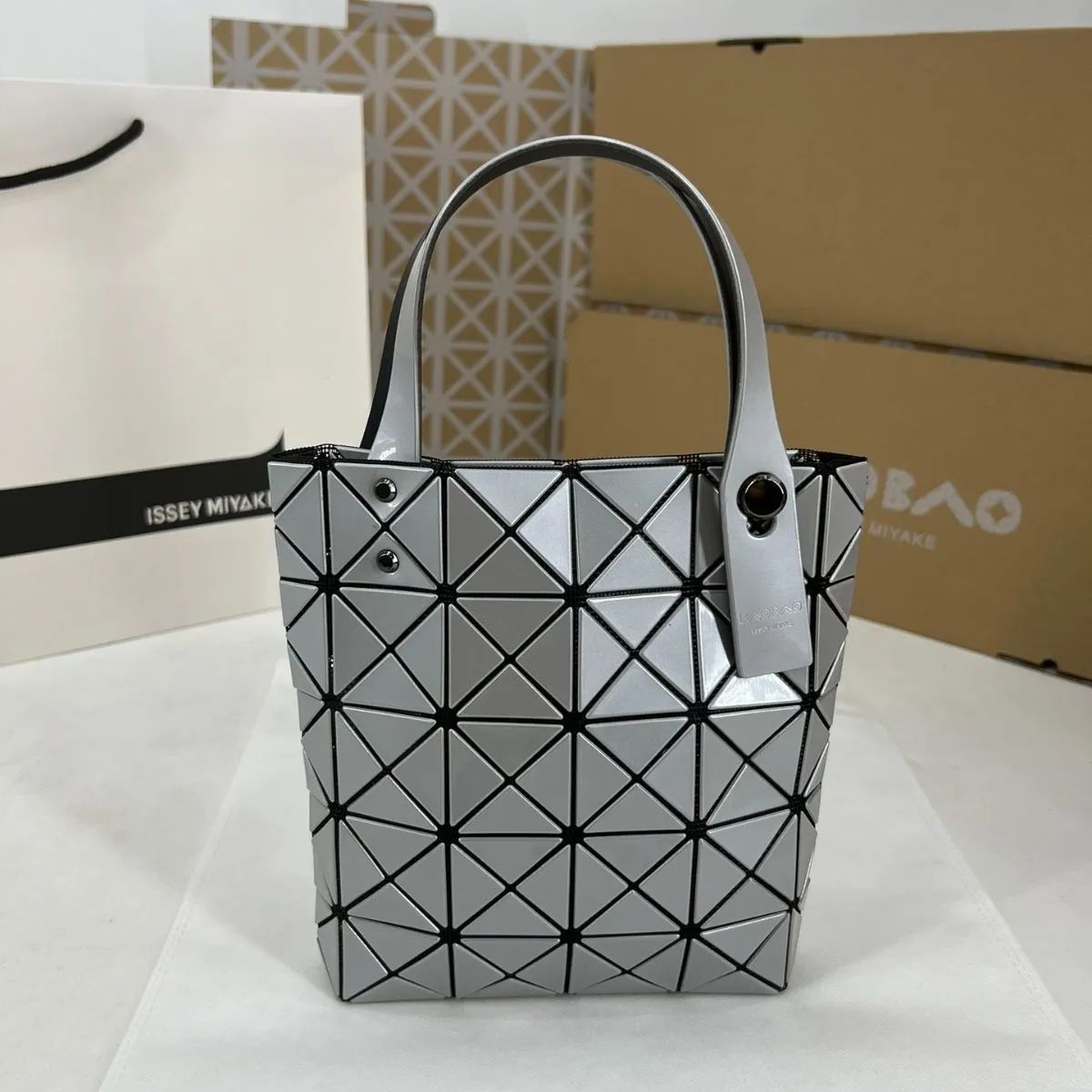 ISSEY MIYAKE】イッセイミヤケ BAOBAO バオバオ 新品未使用 ハンドバッグ トートバッグ - クールなシルバーグレー  モダンなシルエット - メルカリ