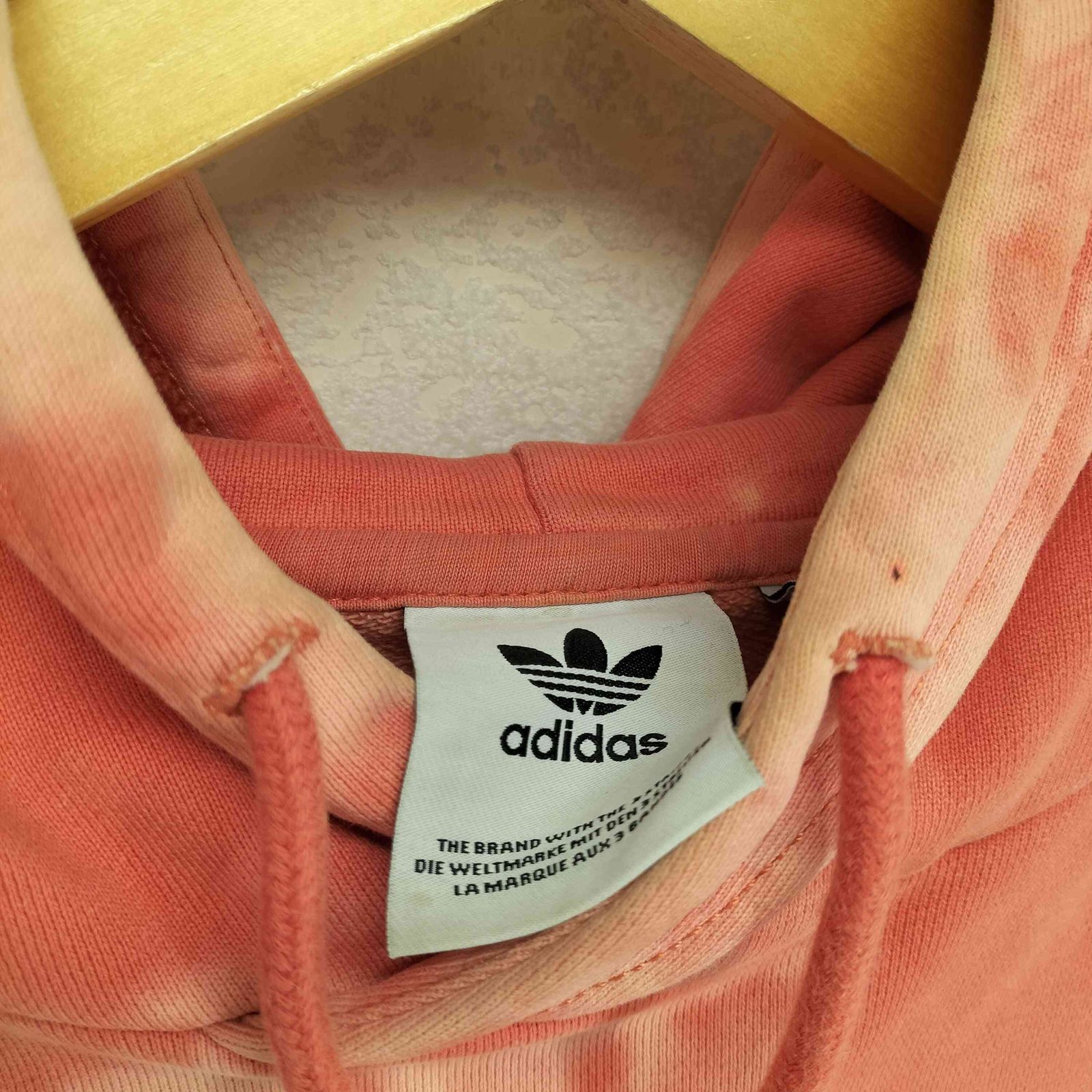 アディダス adidas ロゴプリントタイダイ染プルオーバーパーカー 