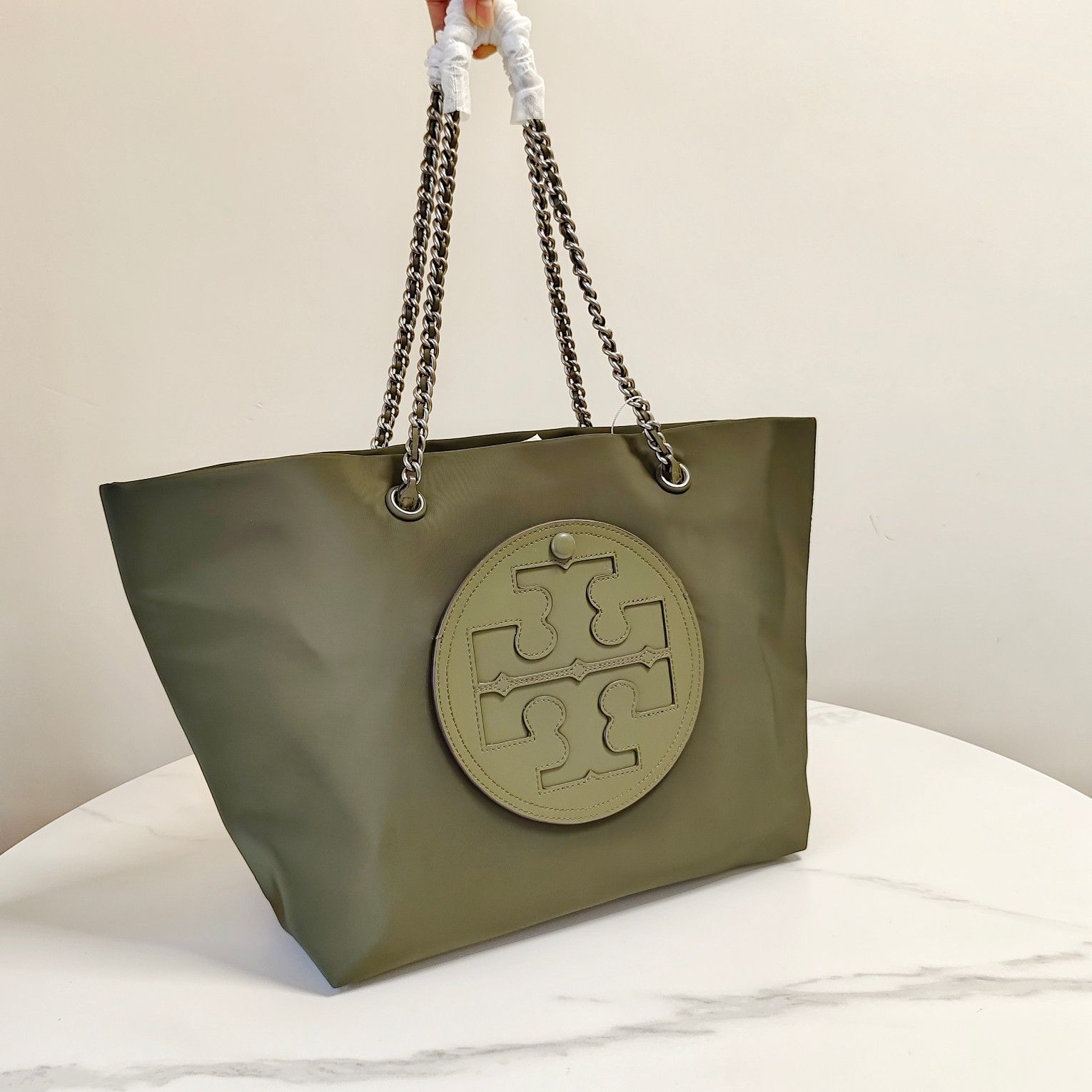 本物 NWT Tory Burch Ella ロゴ チェーン リサイクル ナイロン トート ショッパー チェーンナイロントートバッグオリーブグリーン  新品未使用 ￥51,700 関税込み - メルカリ