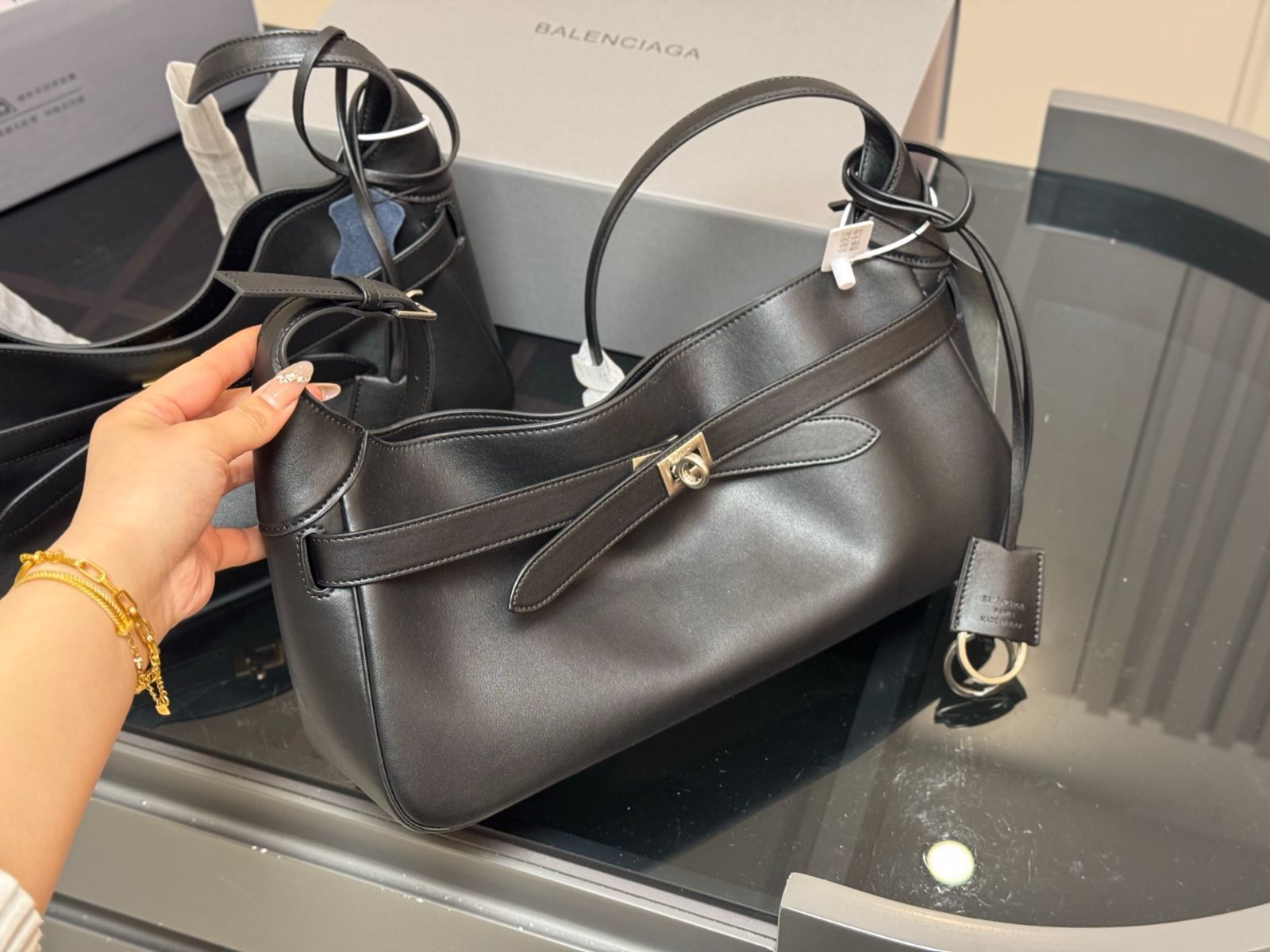 今日 Balenciaga 新横型アンダーアームバッグ 34.16cm ブラック＆ホワイト × 角ボタン五金のレトロな魅力