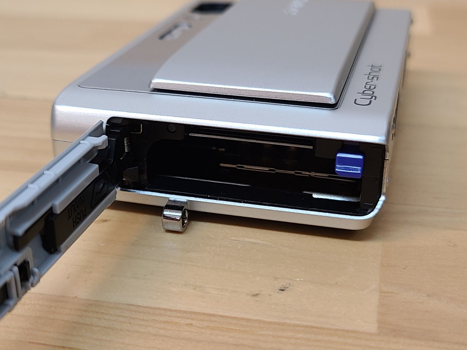 デジカメ SONY サイバーショット DSC-T20 シルバー 本体 充電器