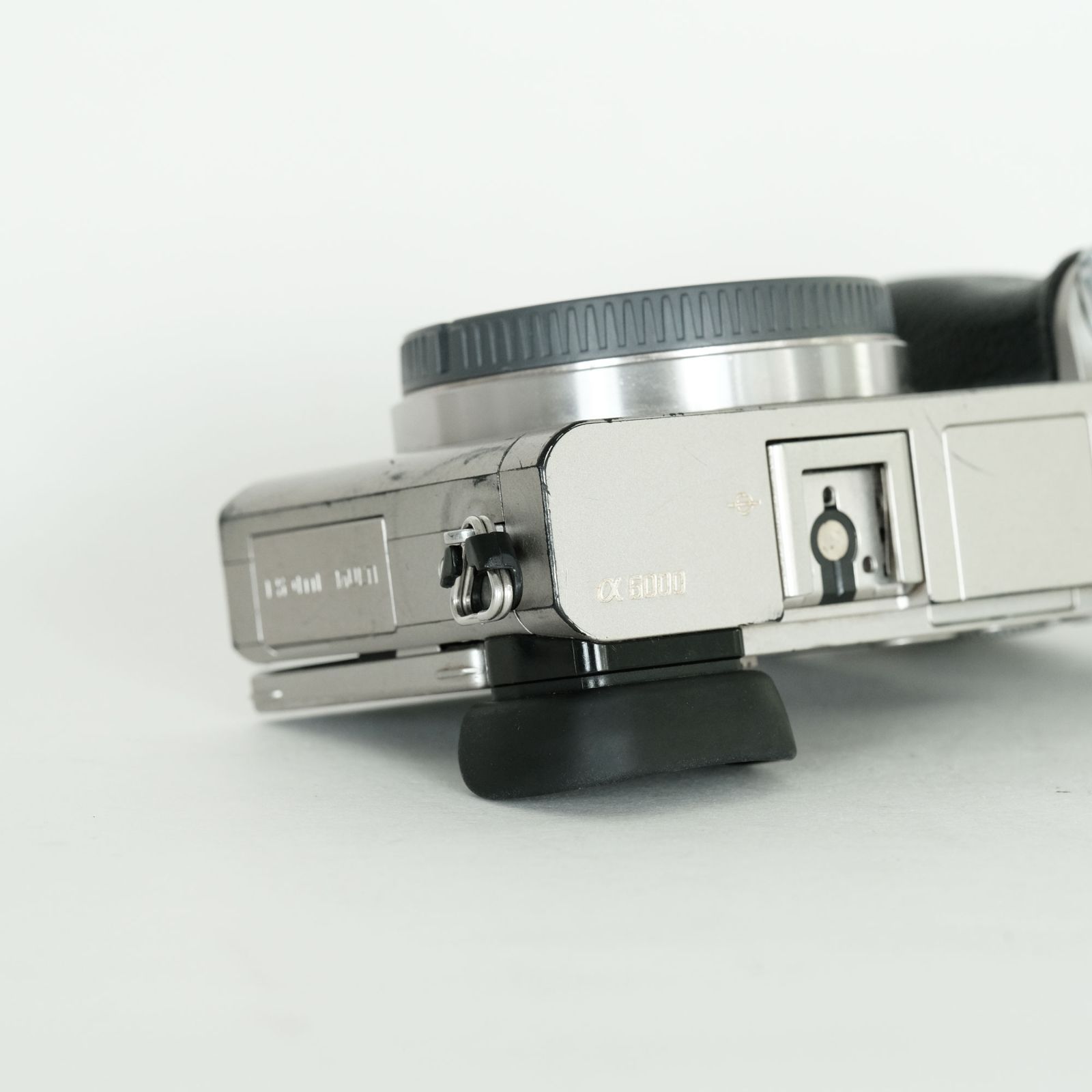 2445ショット美品　SONY α6000 ミラーレス一眼カメラ シルバー 2445ショット美品 SONY α6000 ミラーレス一眼カメラ シルバー 2445