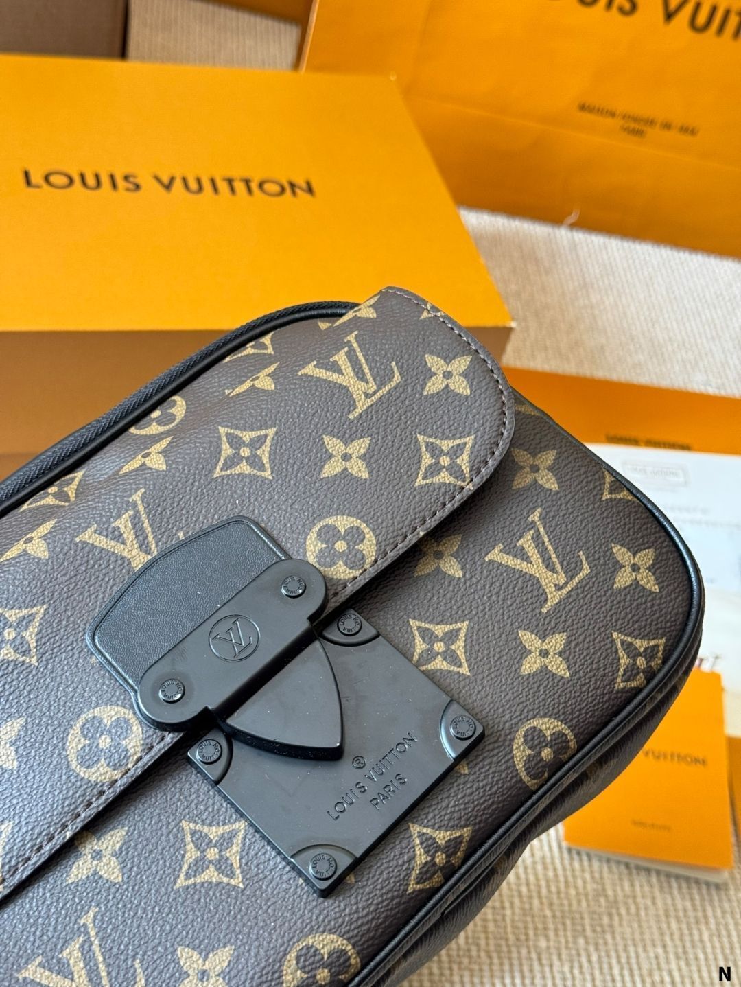 今日特価】Louis Vuitton S Lock Sling Bag ルイヴィトン S