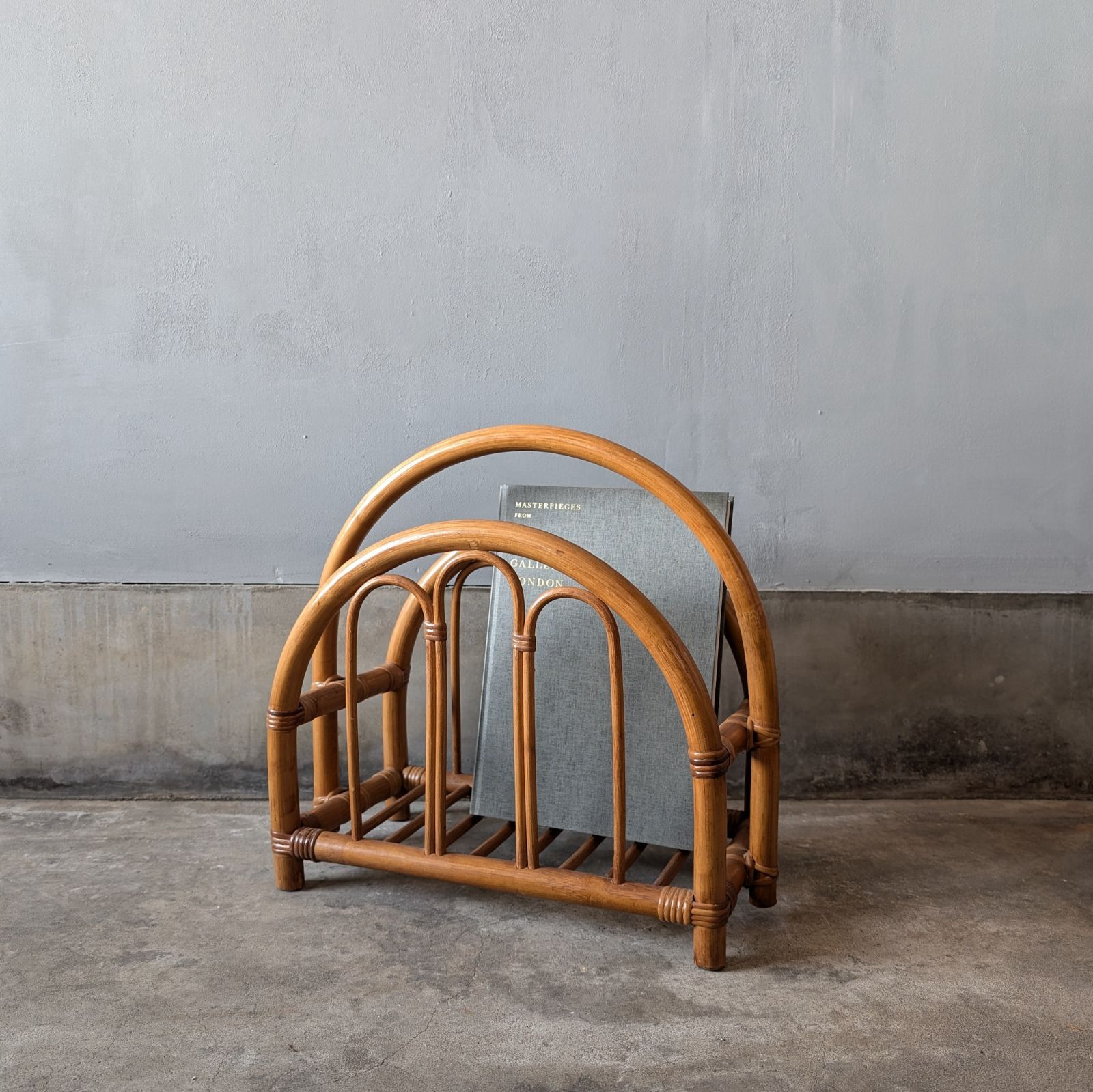 昭和レトロ 陶器タイル付き ラタンマガジンラック 籐家具 花模様 昭和