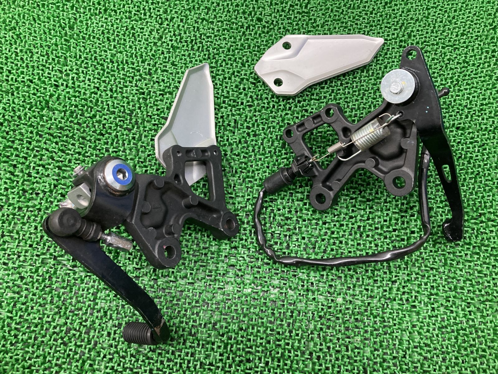 ZX-25R ステップ 左右 SKT カワサキ 純正 中古 バイク 部品