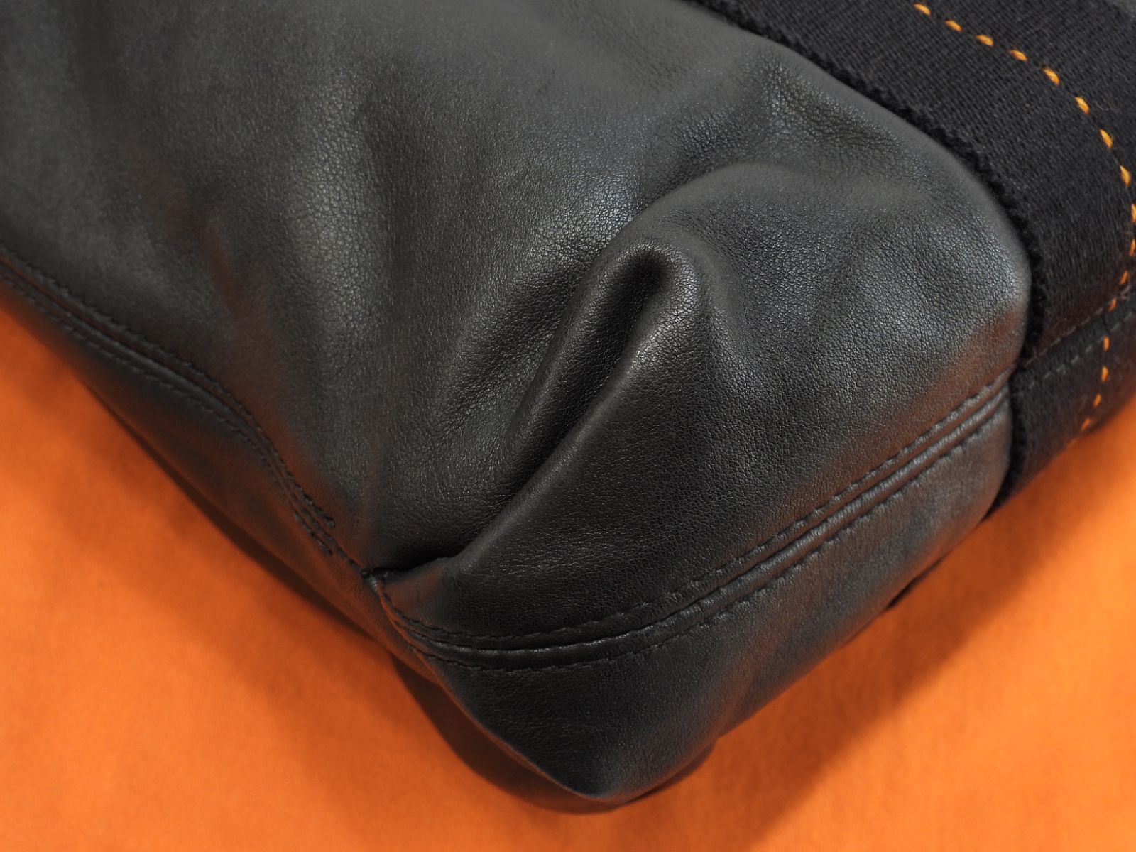 クロスボディバッグ