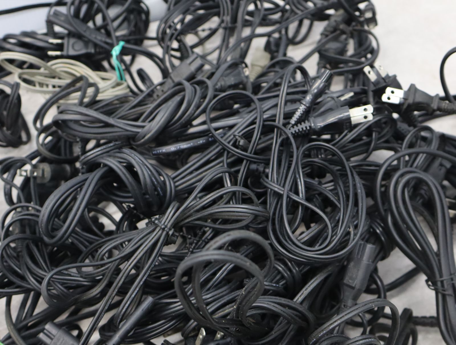 ◇ ｜50本まとめ AC 電源ケーブル 8の字コード｜ ｜メガネ型 電源