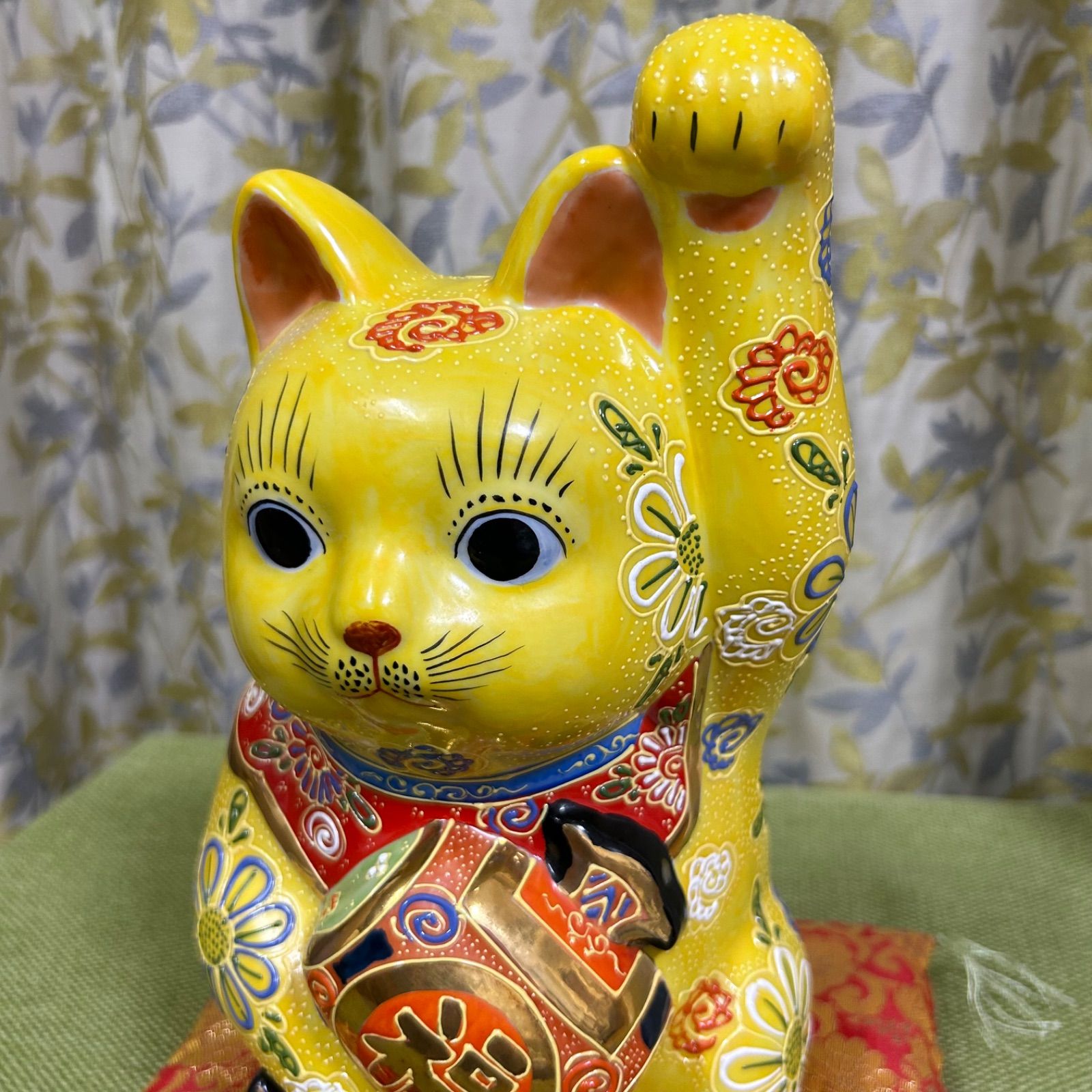 九谷焼 招猫 9号 小槌持招猫 黄盛（布団付）縁起置物 招き猫 福徳招来 