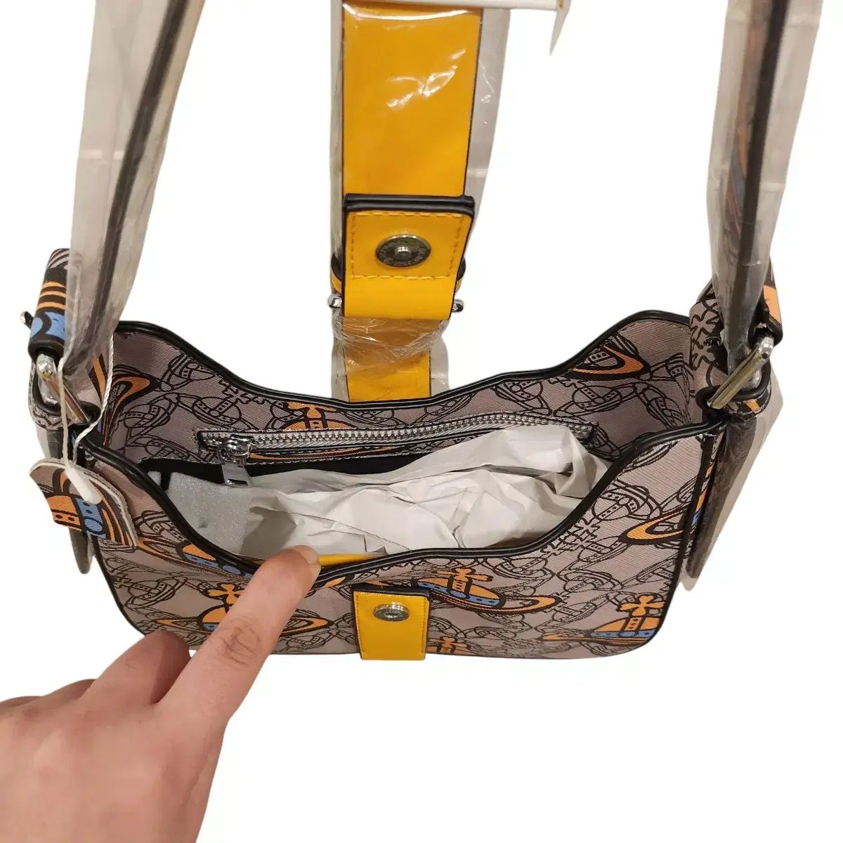 Vivienne Westwood ラージオーブクロスボディバッグ 関税送料込 Vivienne Westwood ラージオーブクロスボディバッグ 関税送料込