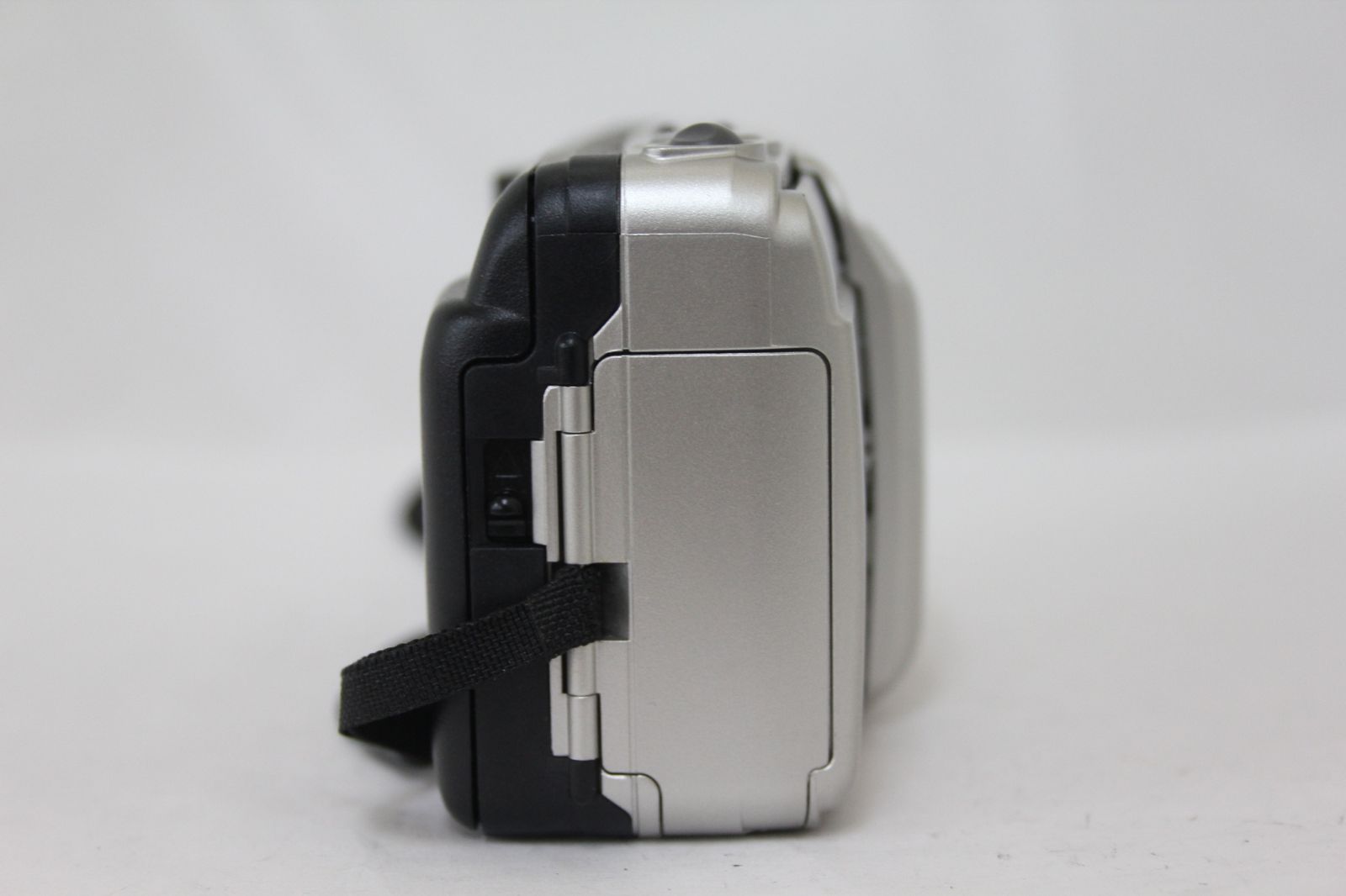 コンパクトカメラ e74