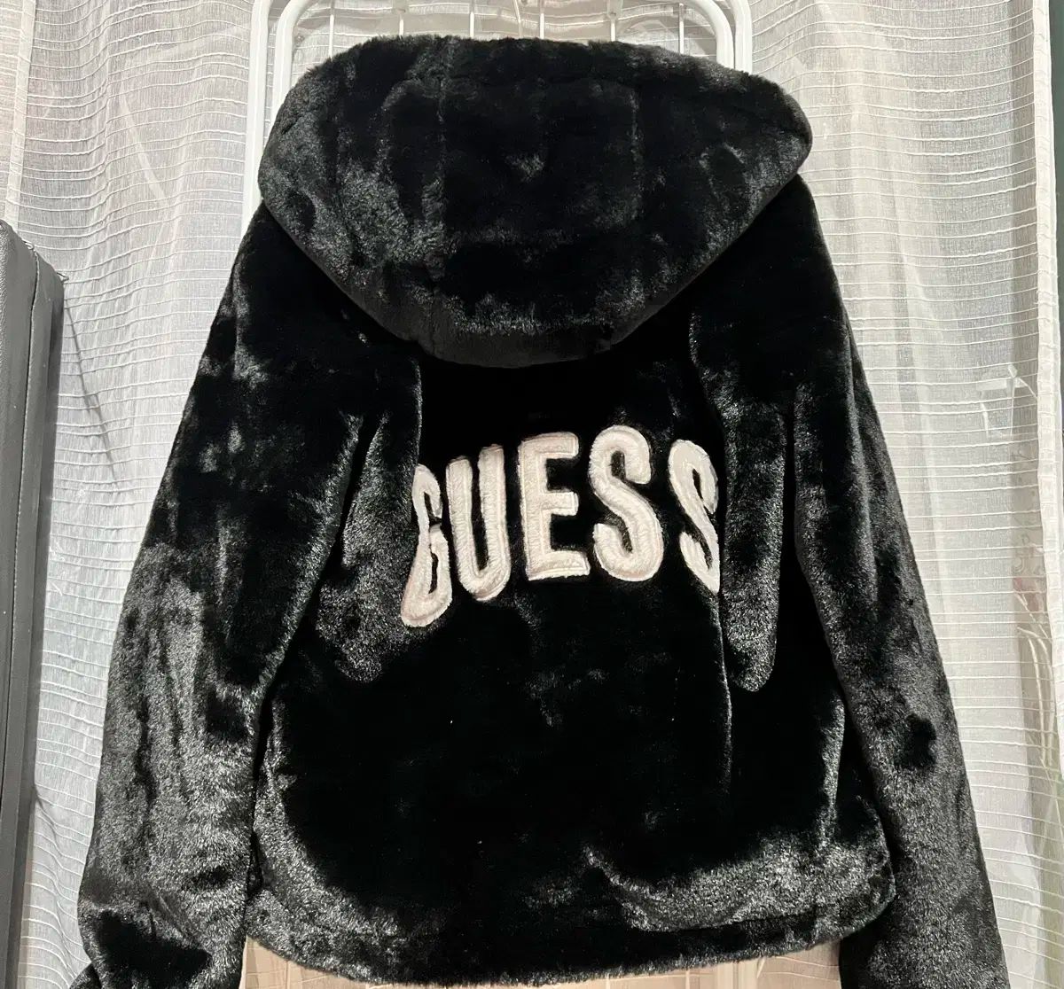 GUESS フード付きファージャケット 黒 新作セール GUESS ゲス フードファーつきPUFFER ジャケット
