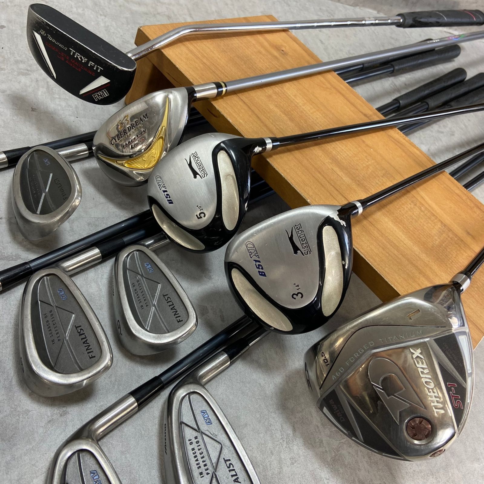 DAIWA - Daiwa　ダイワ　MIZUNO　ミズノ　メンズゴルフ12本セット　カーボン　R　右利き用　キャディバッグ　ヘッドカバー　初心者おすすめ　入門用 Daiwa ダイワ MIZUNO ミズノ メンズゴルフ12本セット カーボン R
