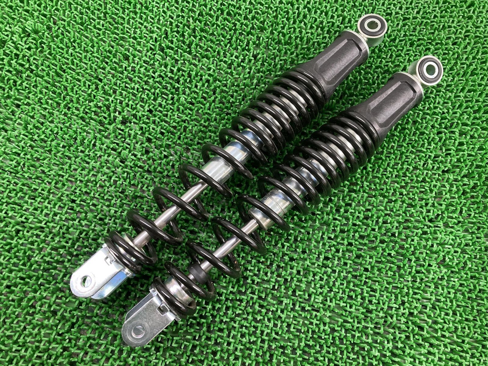 NMAX リアサスペンション 左右 ヤマハ 純正 中古 バイク 部品 SE86J SED6J ピッチ335mm リアショック コンディション良好 曲がり無し