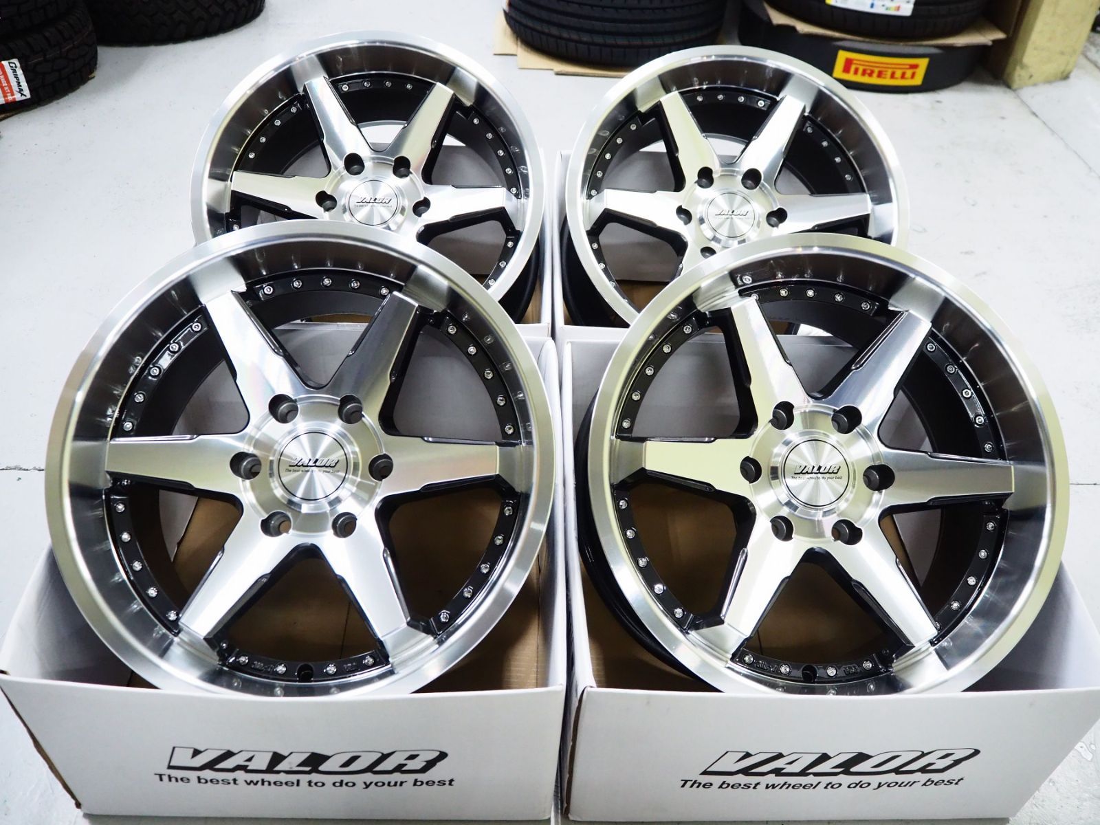 カスタムサイズ 要オーバーフェンダー 深リム コンケイブ VALOR DCR 18inch 9.0J 6H139.7+20 TOYO トランパス TX  225/50R18 スタッドレスSET