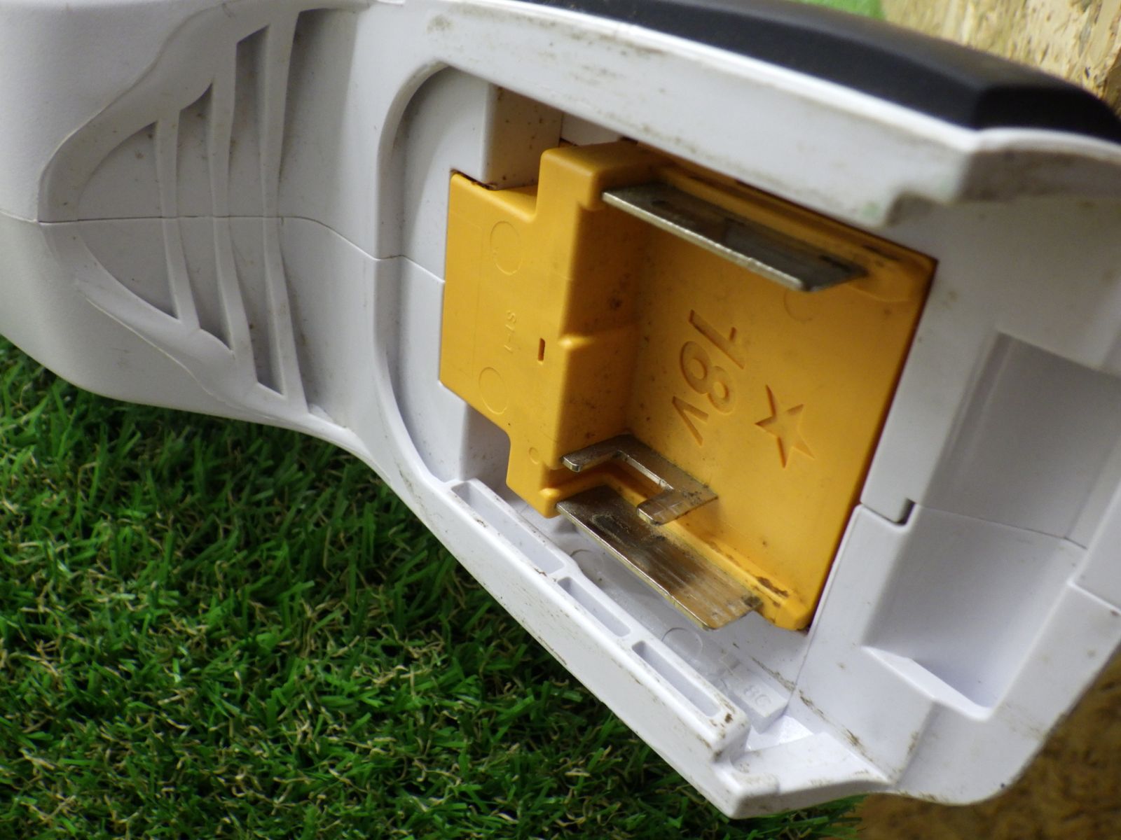 マキタ makita 充電式 クリーナ コードレス 掃除機 CL 181 FD 18 V サイクロンユニット付き 品 250928