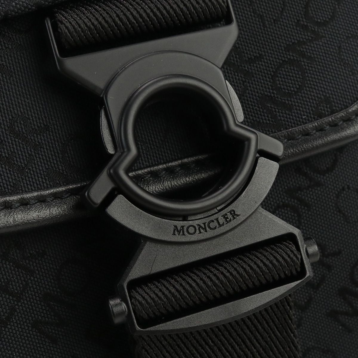 【中古】モンクレール斜め掛けショルダーバッグ6B00002 M2424 モンクレール ショルダーバッグ 6B00002 M2424 999