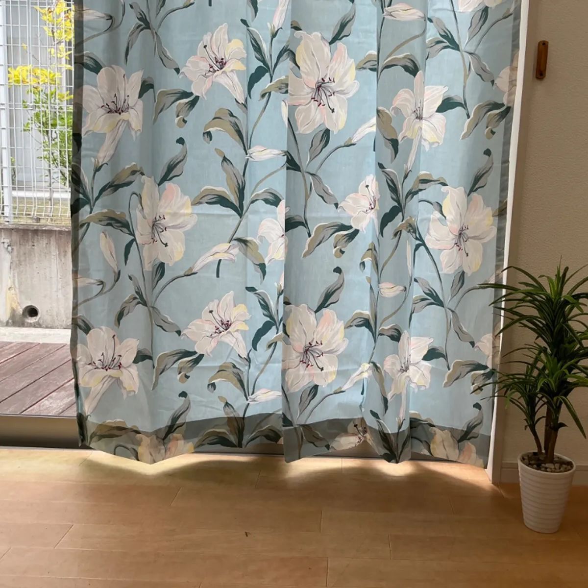 非遮光】カーテン 大きな花柄 百合柄 ブルー 巾100cm×丈178cm 2枚組