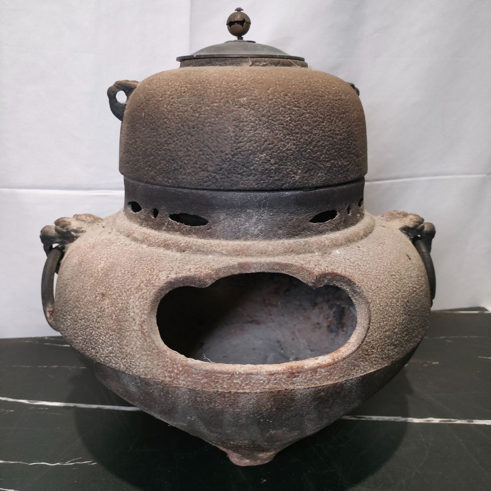 11 風炉釜 茶道 朝鮮風炉 茶釜 3本足 昭和 レトロ アンティーク 金属工芸 茶道具 サビ 日本 JAPAN インテリア お茶 古道具 茶釜