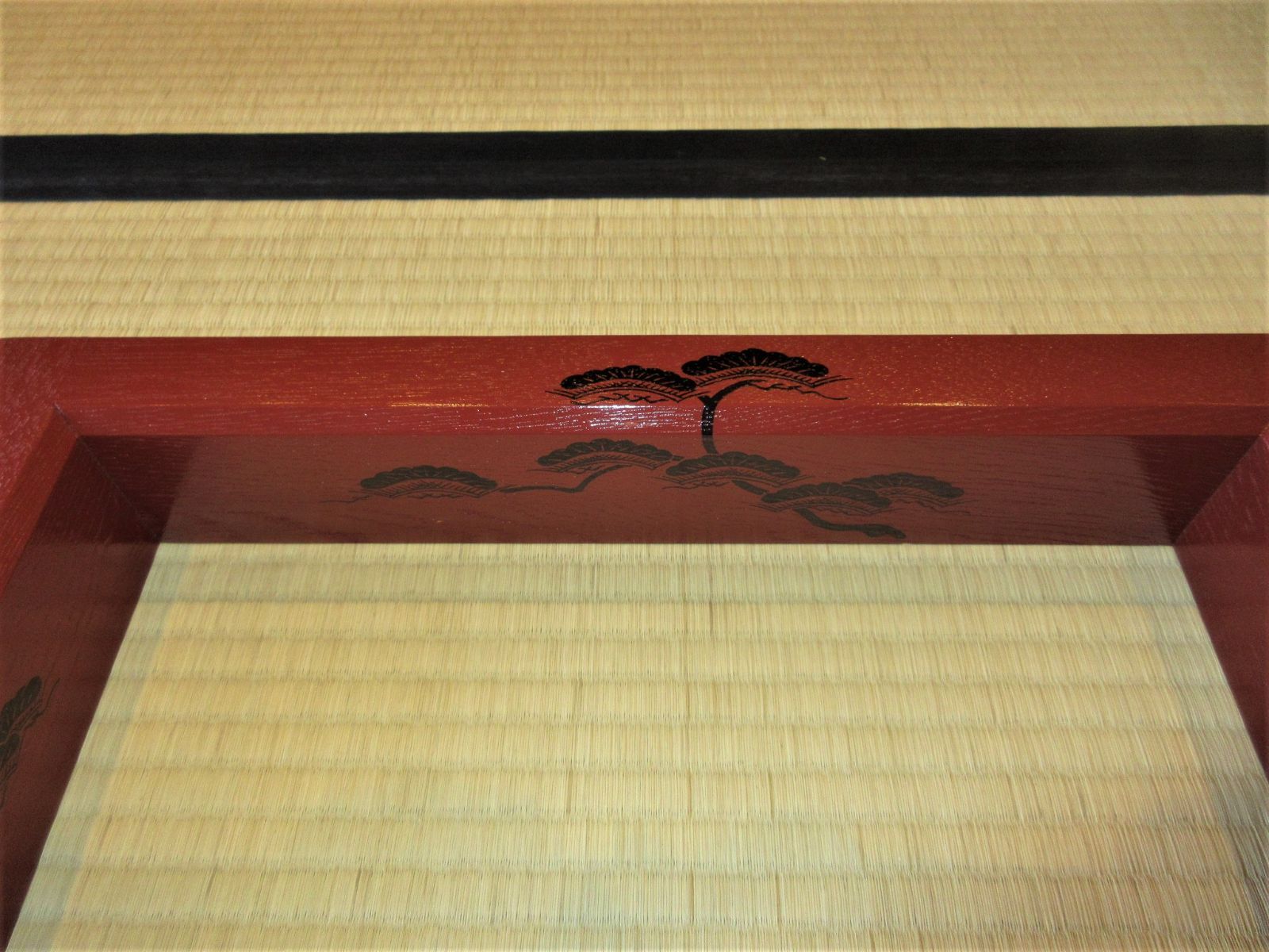 逢絢亭 茶道具 炉縁 掻合塗 朱塗 松蒔絵 木製 作家物 紙箱入り