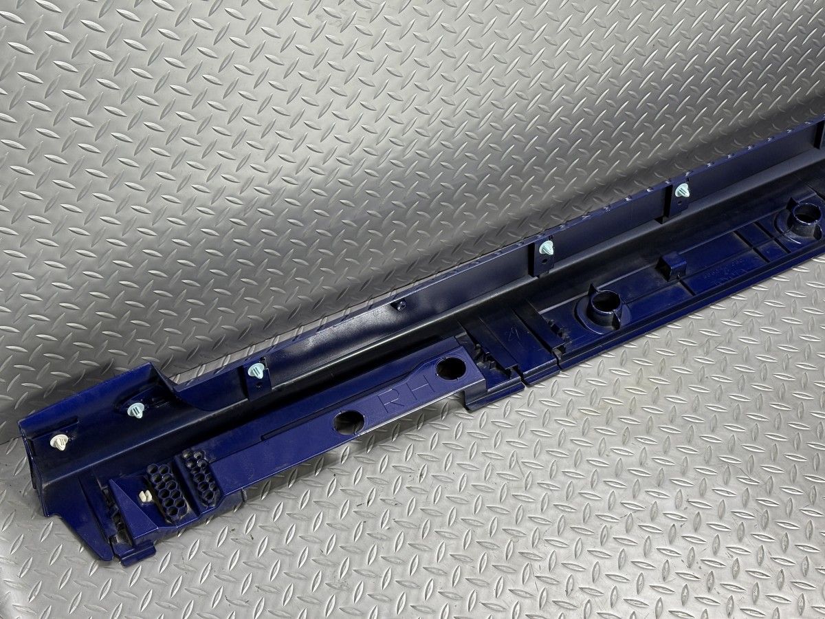 50系 トヨタ プリウス 純正 サイドステップ右 青⁄8X7⁄ブルーメタリック 