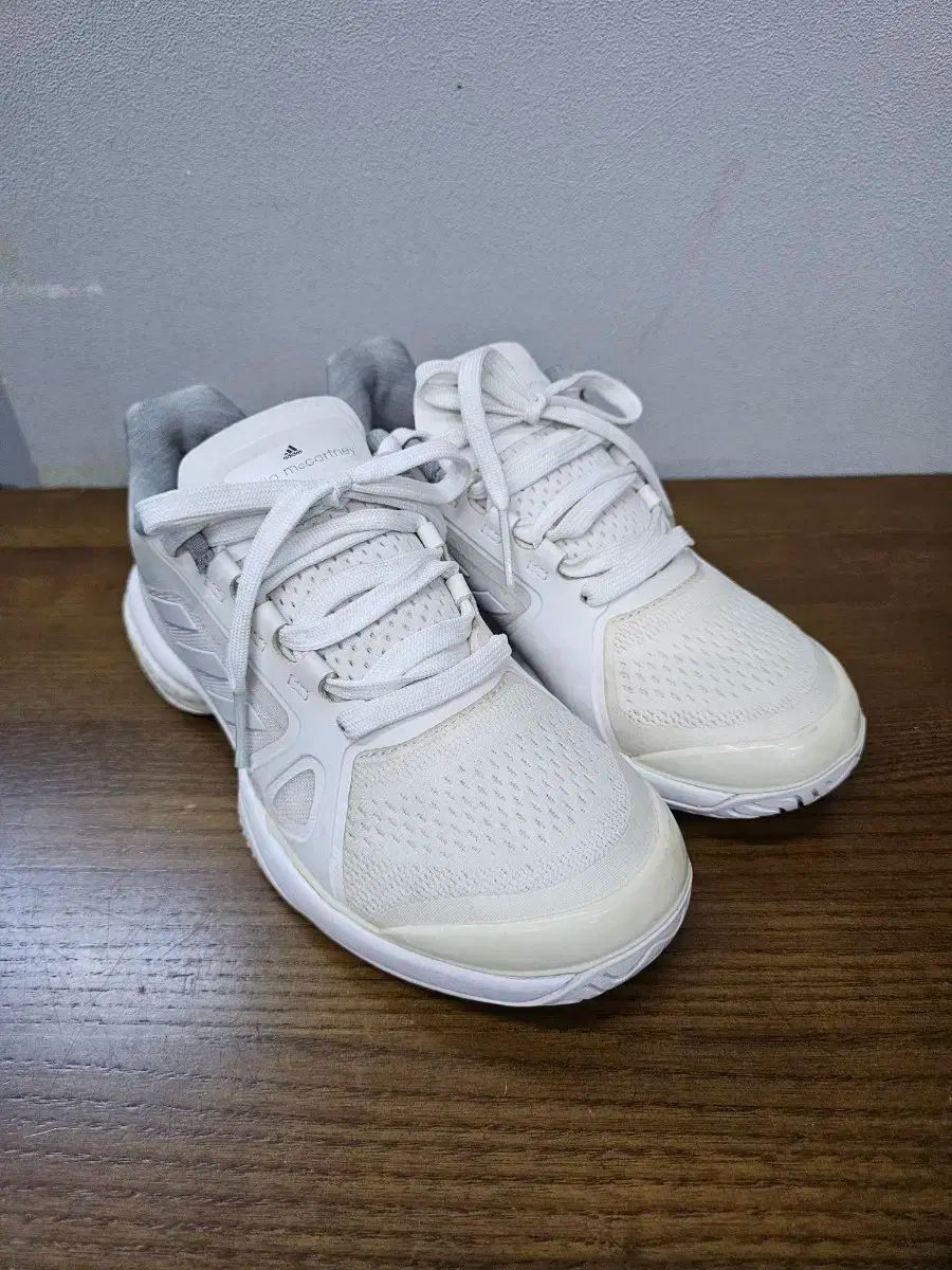 テニスシューズ