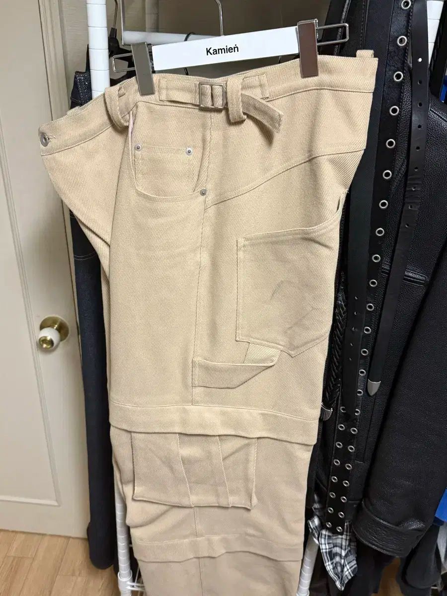 ベージュ パンツ