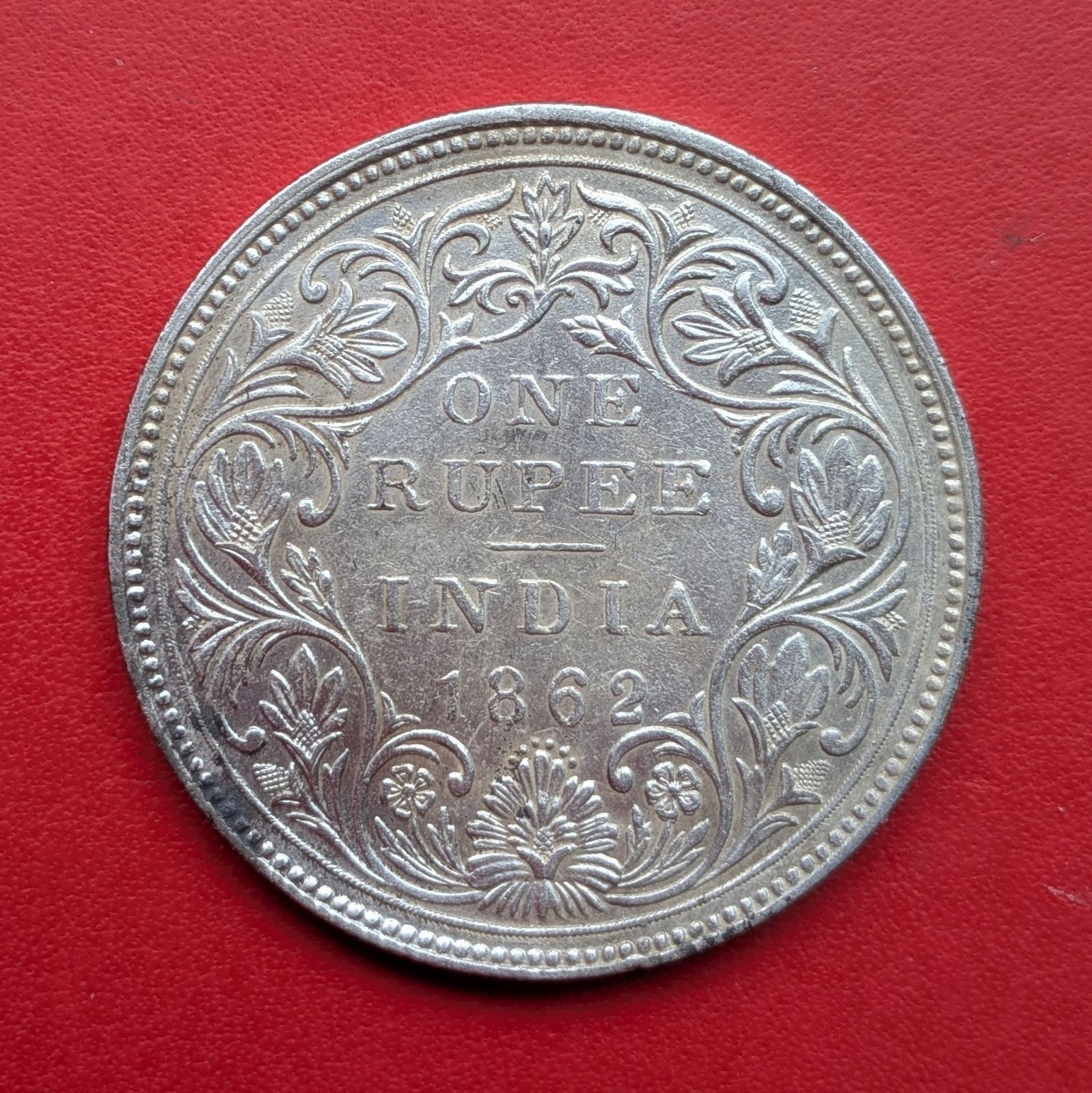 週末特価 イギリス領インド ヴィクトリア女王 1ルピー銀貨 1862年